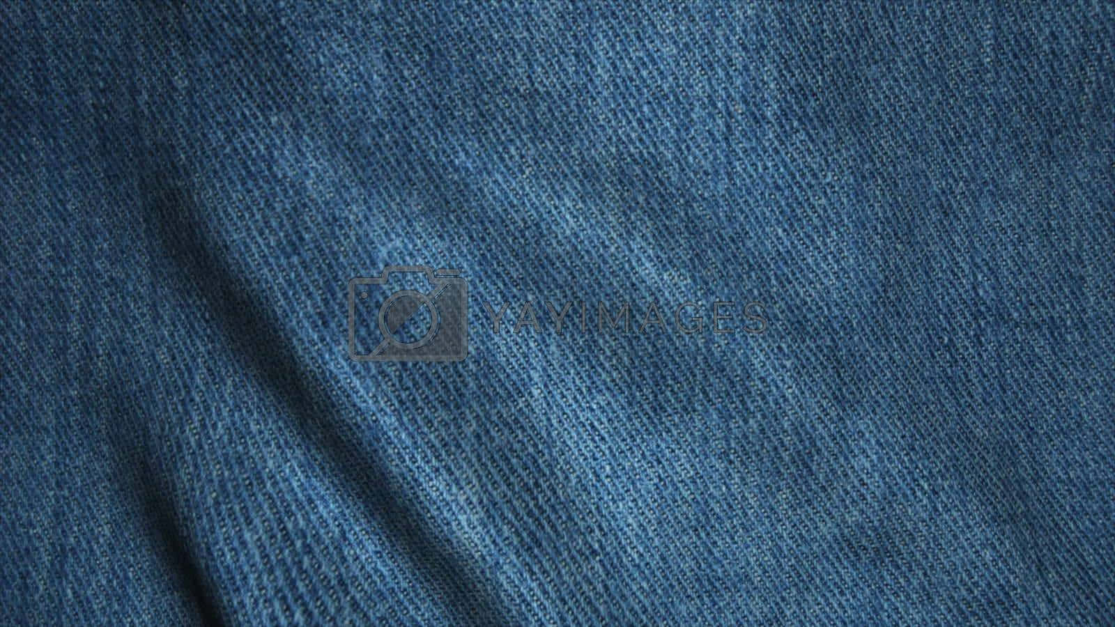 Fabric Texture 桌布 壁紙 — 在均勻光線下，帶有可見編織紋理和柔軟褶皺的藍色牛仔布料的特寫。