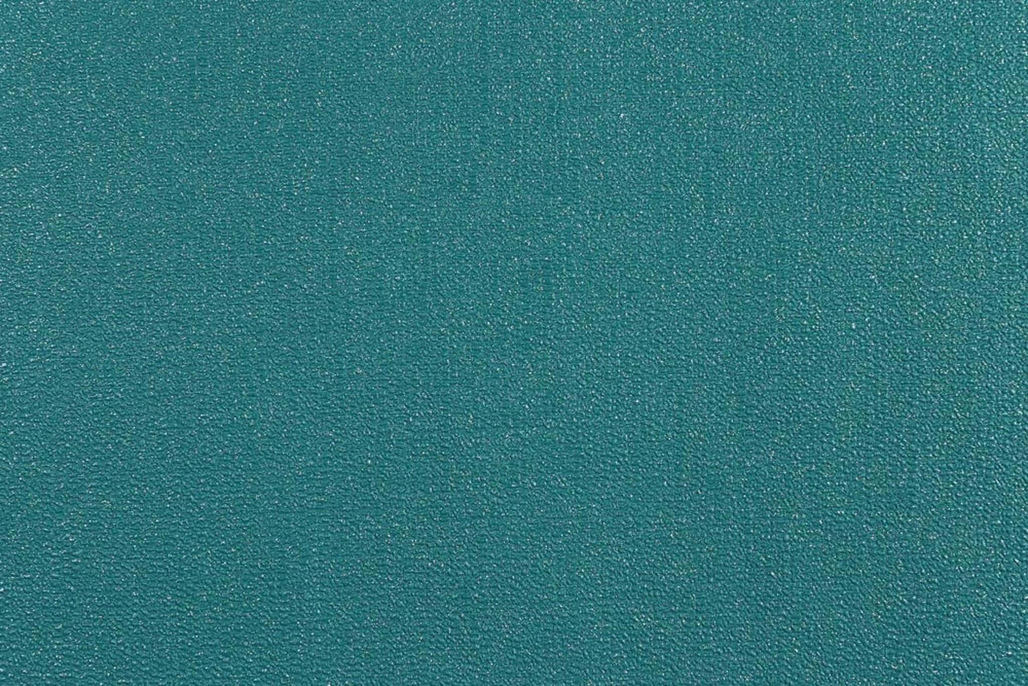 Emerald Green 桌布 壁紙 — 在均勻照明下，帶有細微顆粒和斑點的紋理青綠色表面特寫。