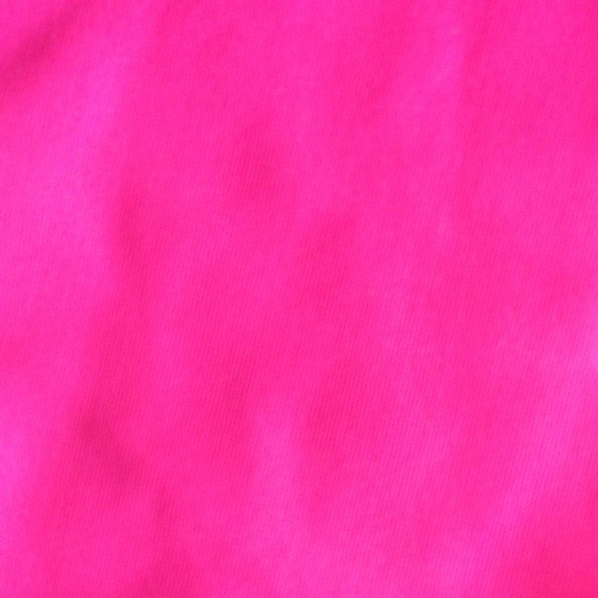 Hot Pink Aesthetic 桌布 壁紙 — 在均勻照明下，帶有細膩質感和柔軟皺褶的鮮豔粉紅色布料。