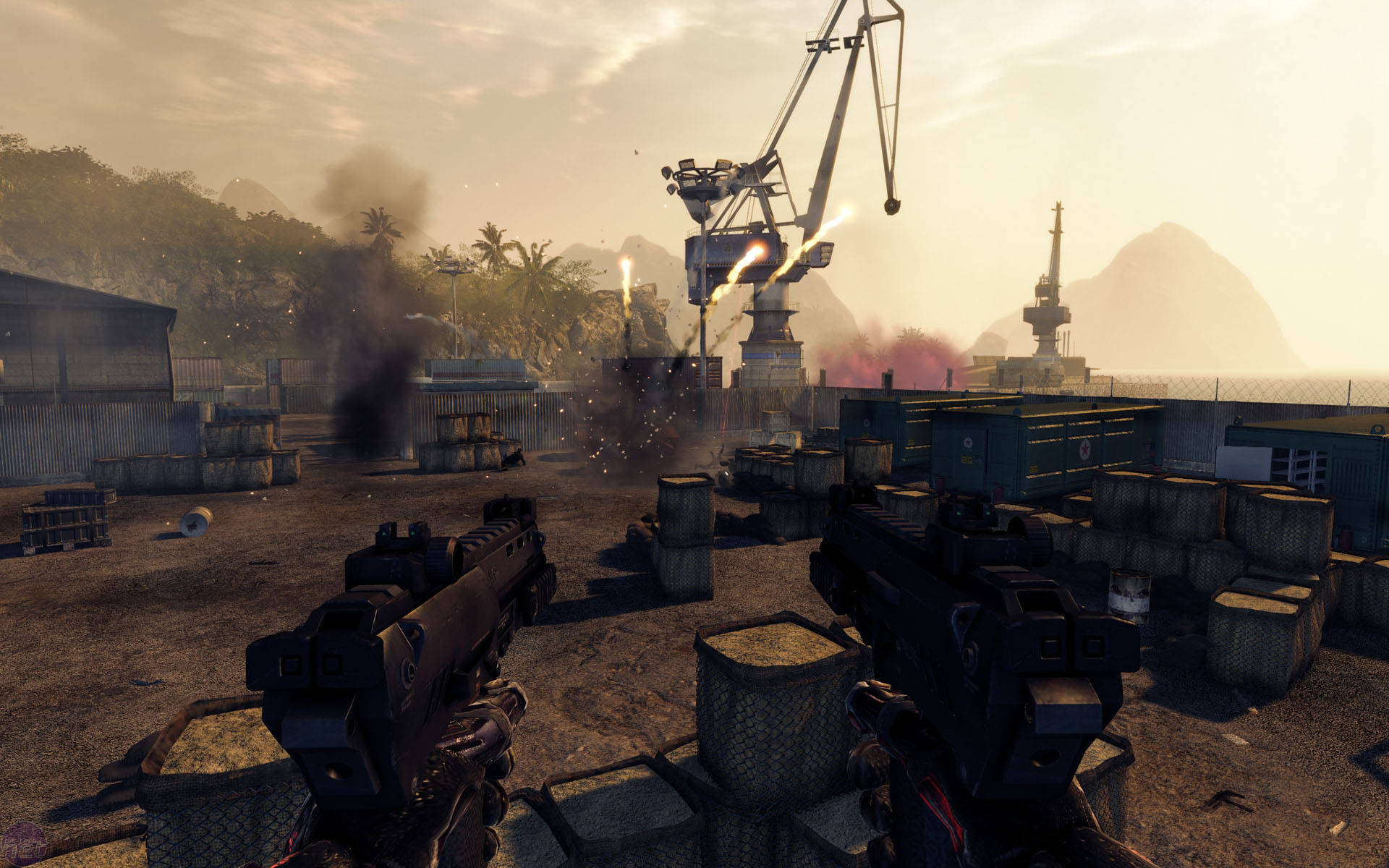 Crysis Warhead 桌布 壁紙 — 在塵土飛揚的工業港口，夕陽下起重機開火、煙霧升騰的第一人稱射擊視角。