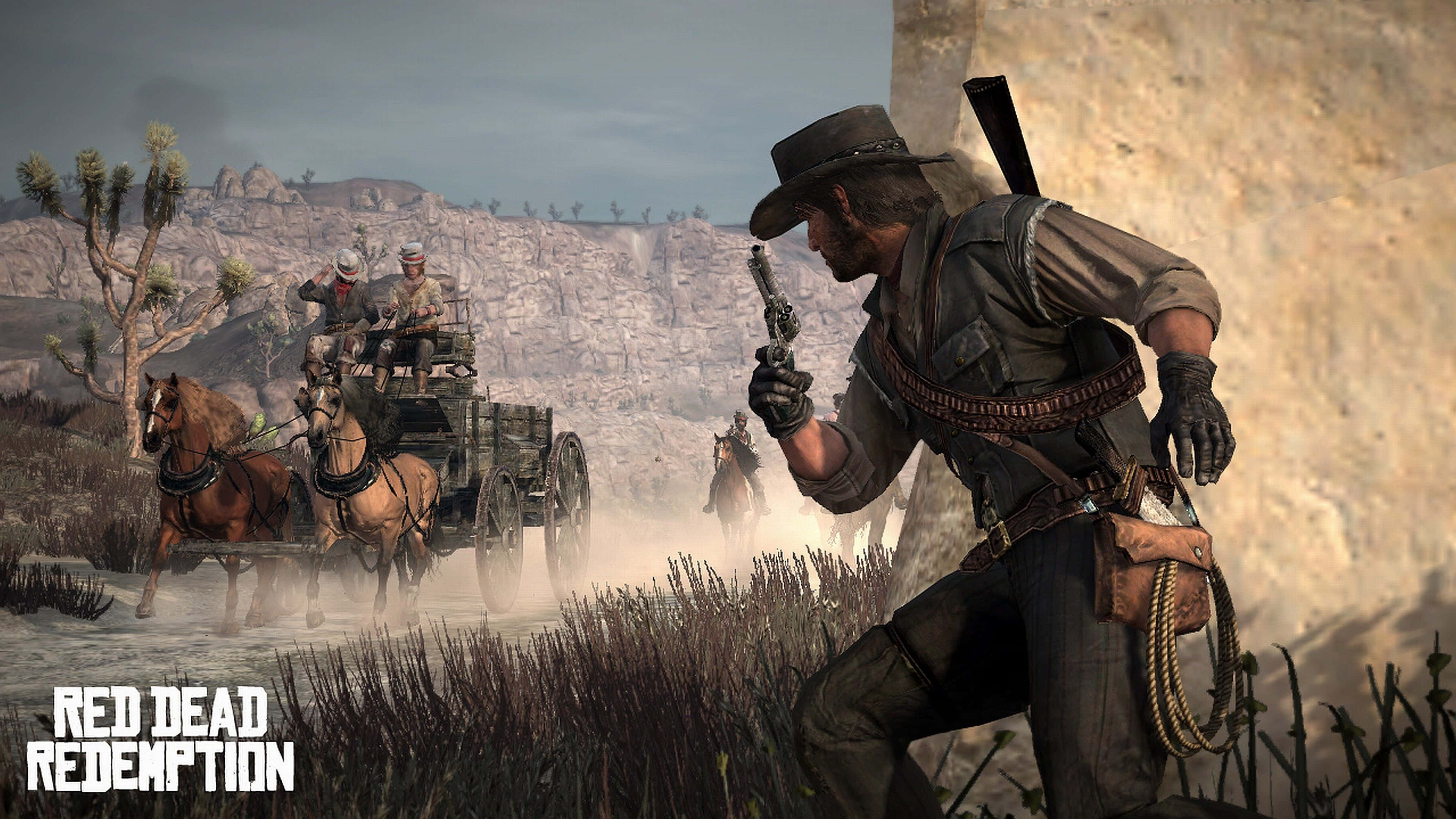 Red Dead Redemption 2 Pc 桌布 壁紙 — 在塵土飛揚的沙漠景觀中，一名牛仔用左輪手槍瞄準一列馬車隊，馬匹揚起灰塵。