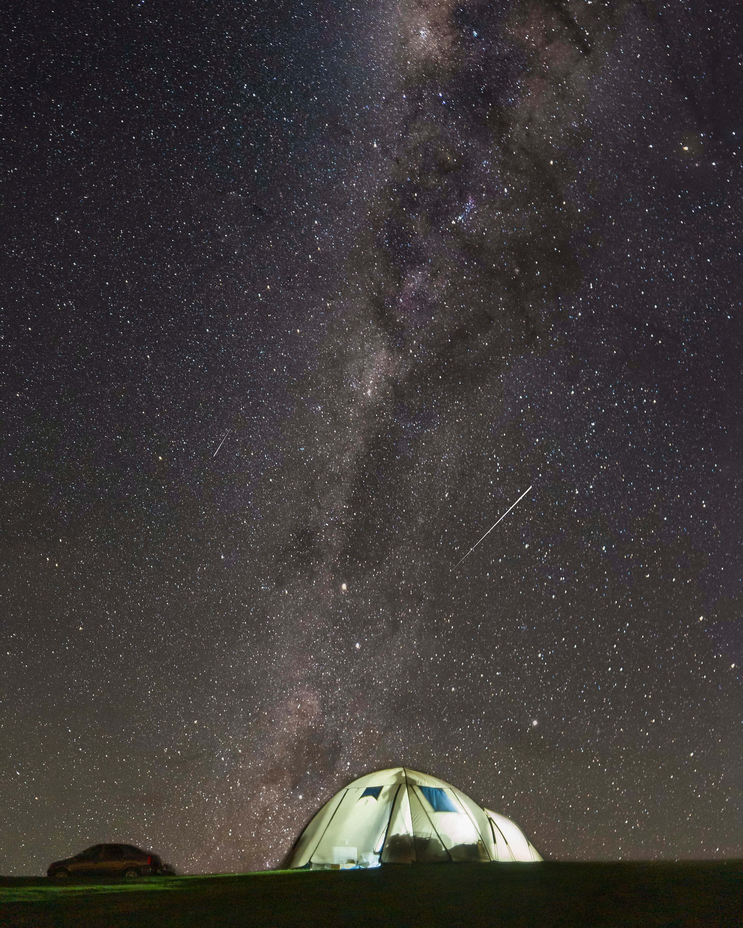 meteor 桌布 壁紙 — 在壯麗星空下，銀河與流星拱形掠過，一頂發光的圓頂帳篷。