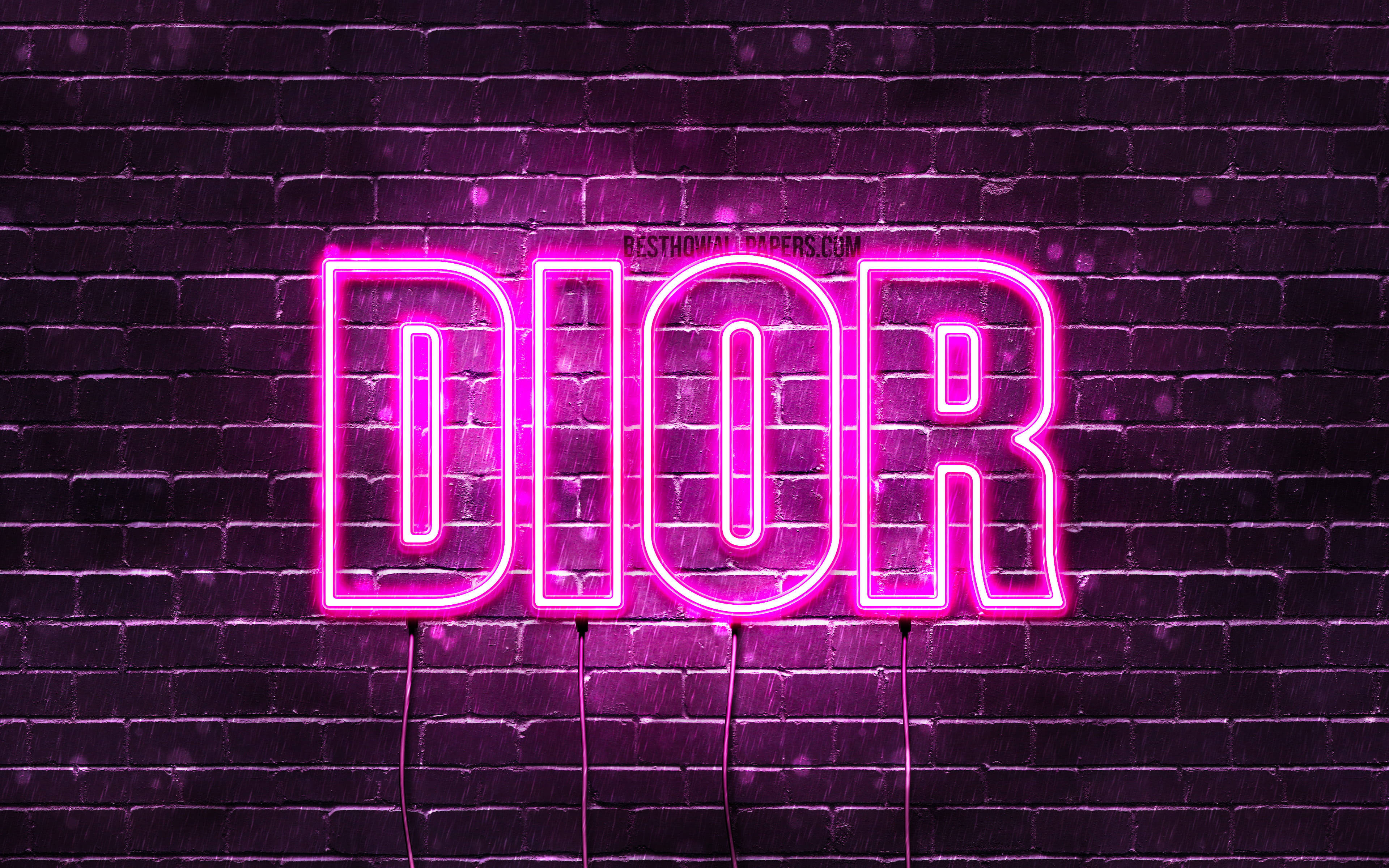 Dior 動態 桌布 壁紙 — 在夜雨中，鮮豔的粉紅色Dior霓虹燈牌在潮濕的深色磚牆上發光。