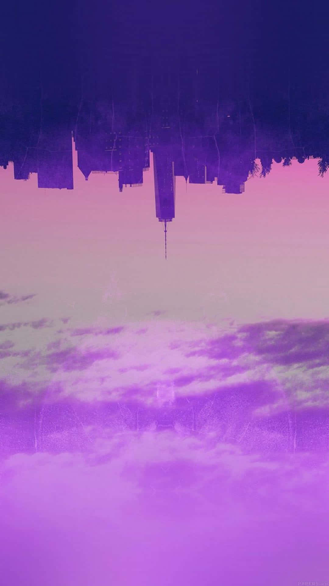iPhone 桌布 壁紙 — 在夢幻的紫色和粉紅色天空下，水中倒映的超現實倒置城市景觀。