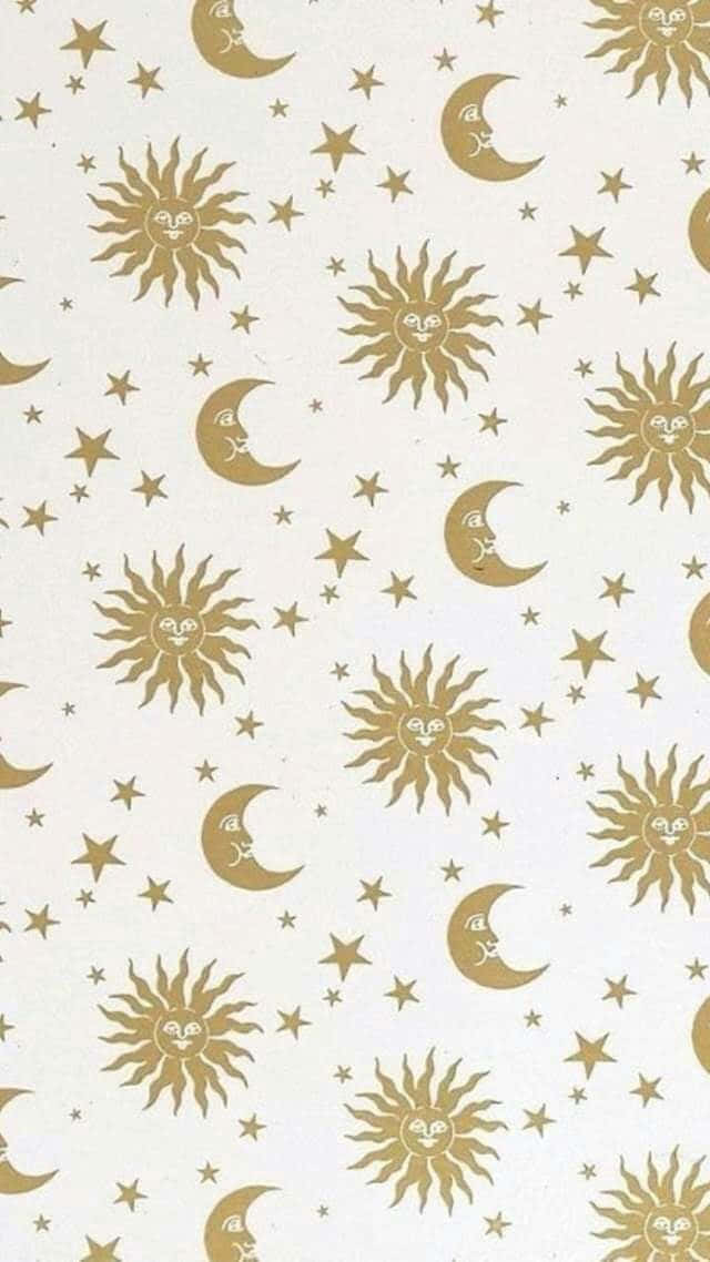 Sun And Moon Aesthetic 桌布 壁紙 — 在奶油色米白背景上重複出現的笑臉金色太陽、月亮和星星圖案。