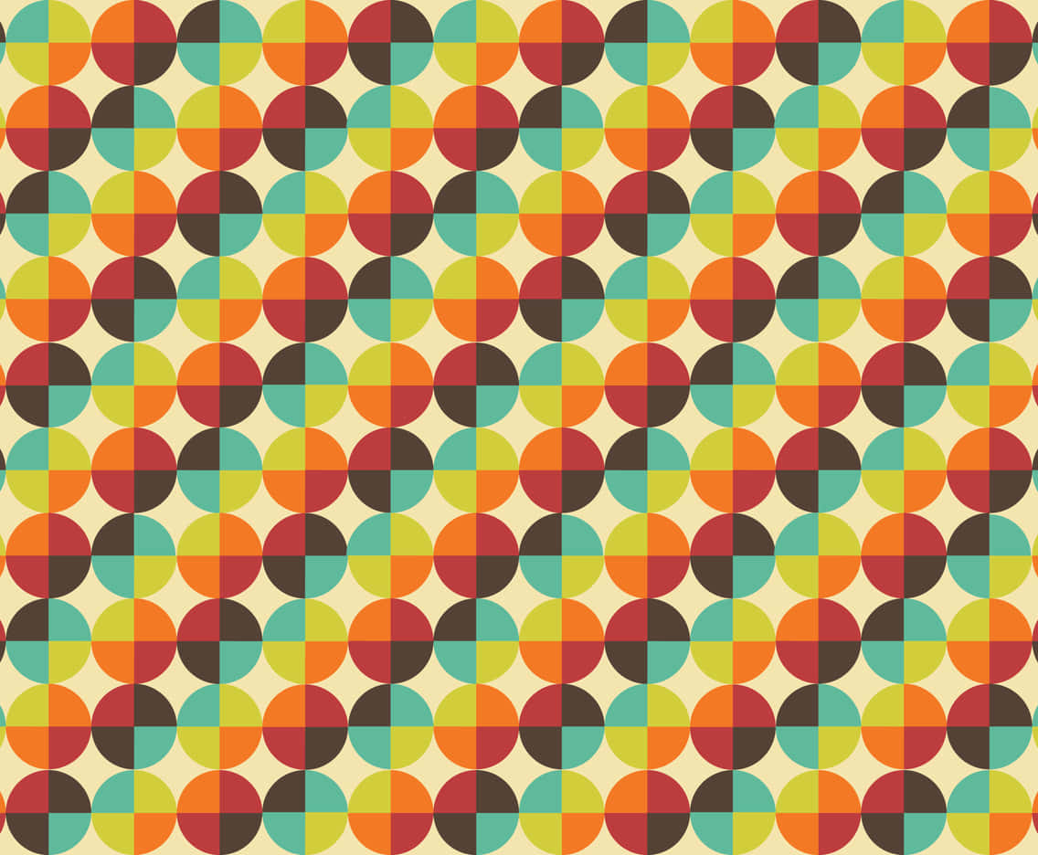 Geometric Pattern 桌布 壁紙 — 在奶油色背景上，以溫暖秋色調重疊圓圈組成的充滿活力的復古圖案。