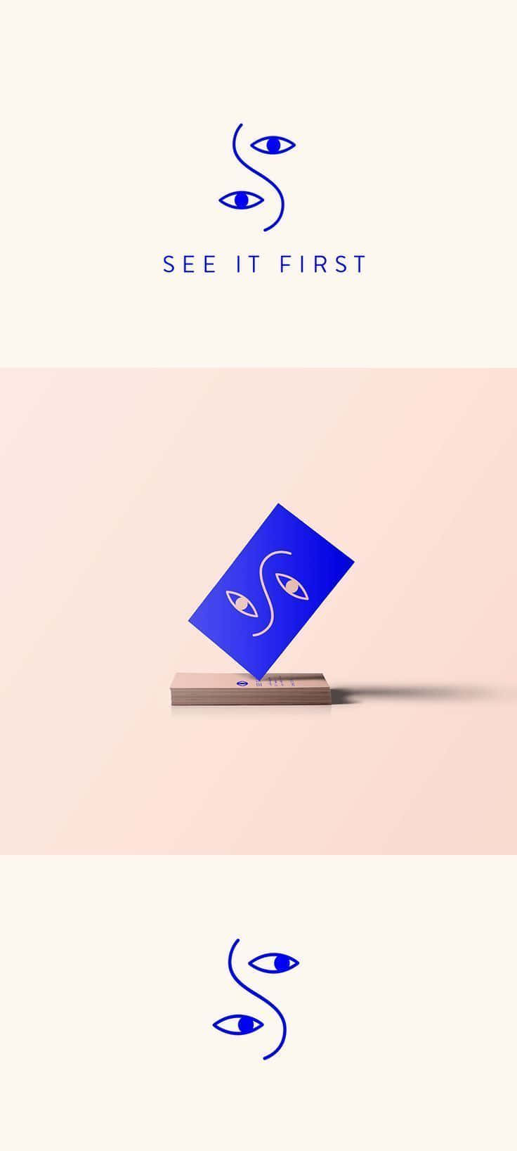 Minimalist Logo 桌布 壁紙 — 在奶油色背景上，帶有卡片模型，由風格化眼睛形成S形的簡約藍色標誌。