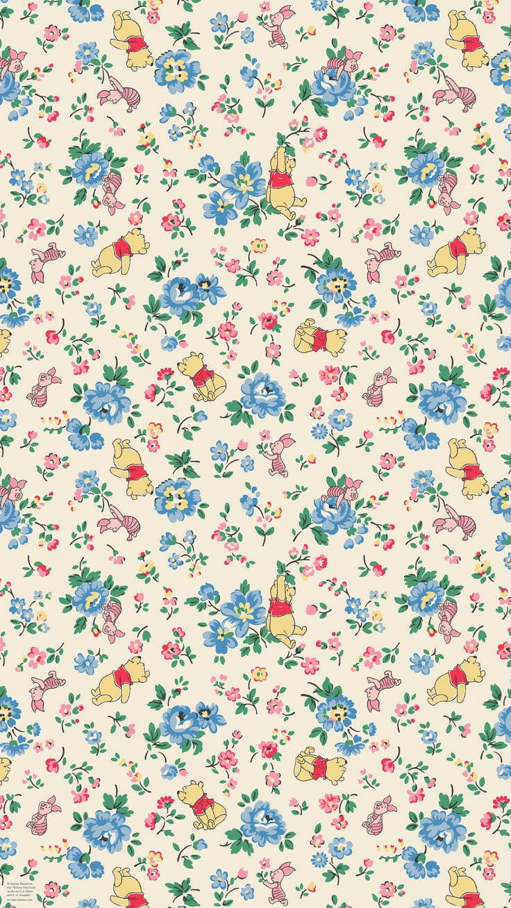 Floral 桌布 壁紙 — 在奶油色背景上，藍色、粉紅色和綠色花朵中，小熊維尼和小豬的歡樂重複圖案。