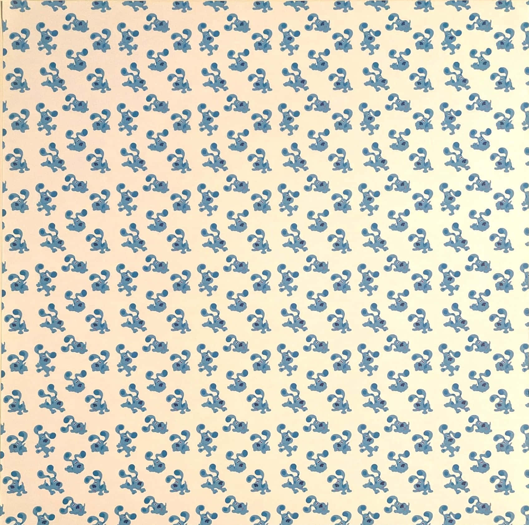 blue's clues 桌布 壁紙 — 在奶油色背景上，藍色卡通松鼠拿著橡果的重複圖案。