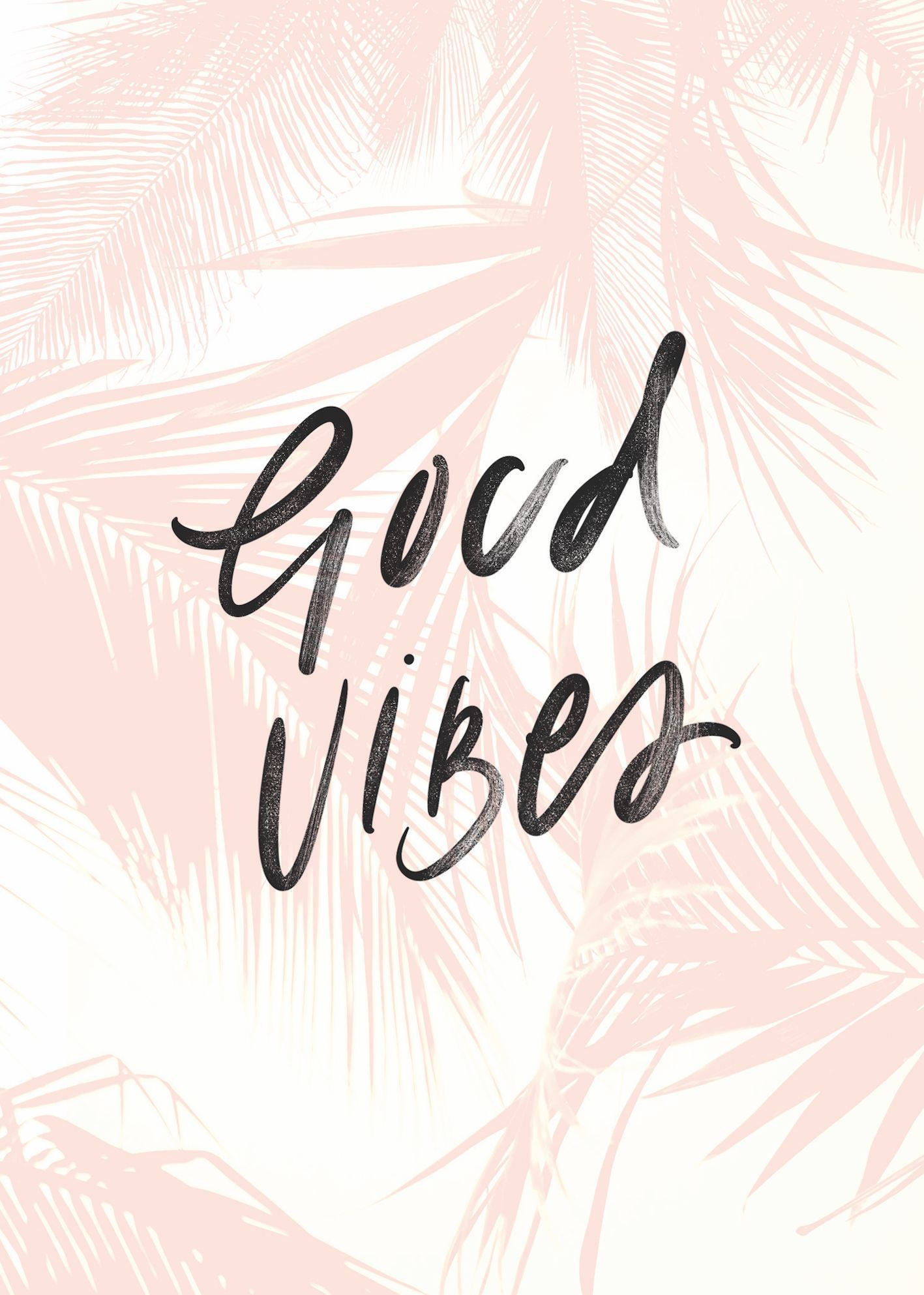 氛圍 桌布 壁紙 — 在奶油色背景上，黑色手寫字體 'Good Vibes' 覆蓋在柔和的粉紅色棕櫚葉剪影上。