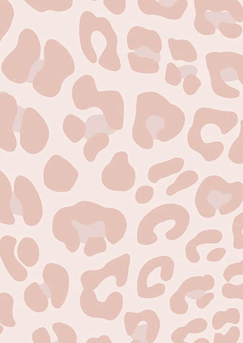 Pink Leopard Print 桌布 壁紙 — 在奶油色背景上柔和粉紅豹紋圖案，帶有柔和色調和有機形狀。