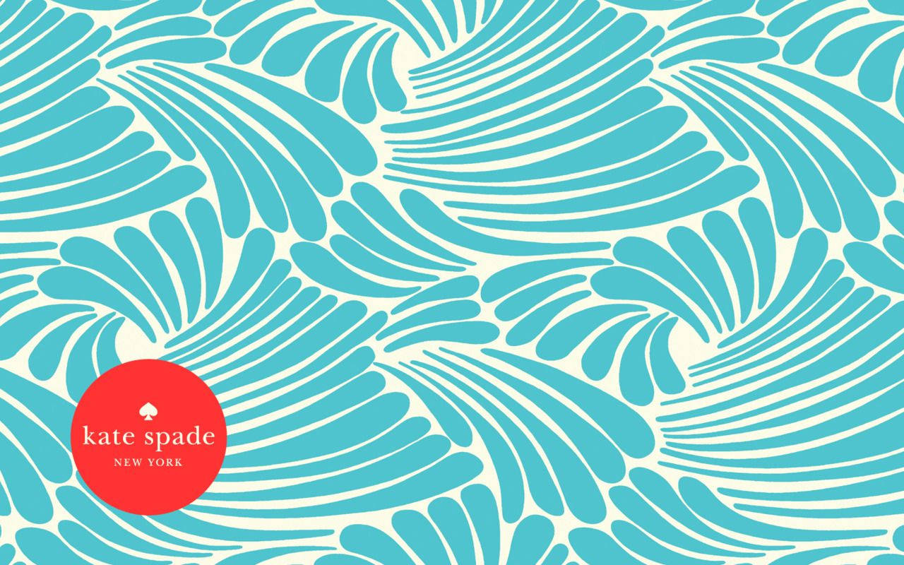 spade 桌布 壁紙 — 在奶油色背景上重複的綠松石波浪圖案，帶有紅色 Kate Spade 標誌。