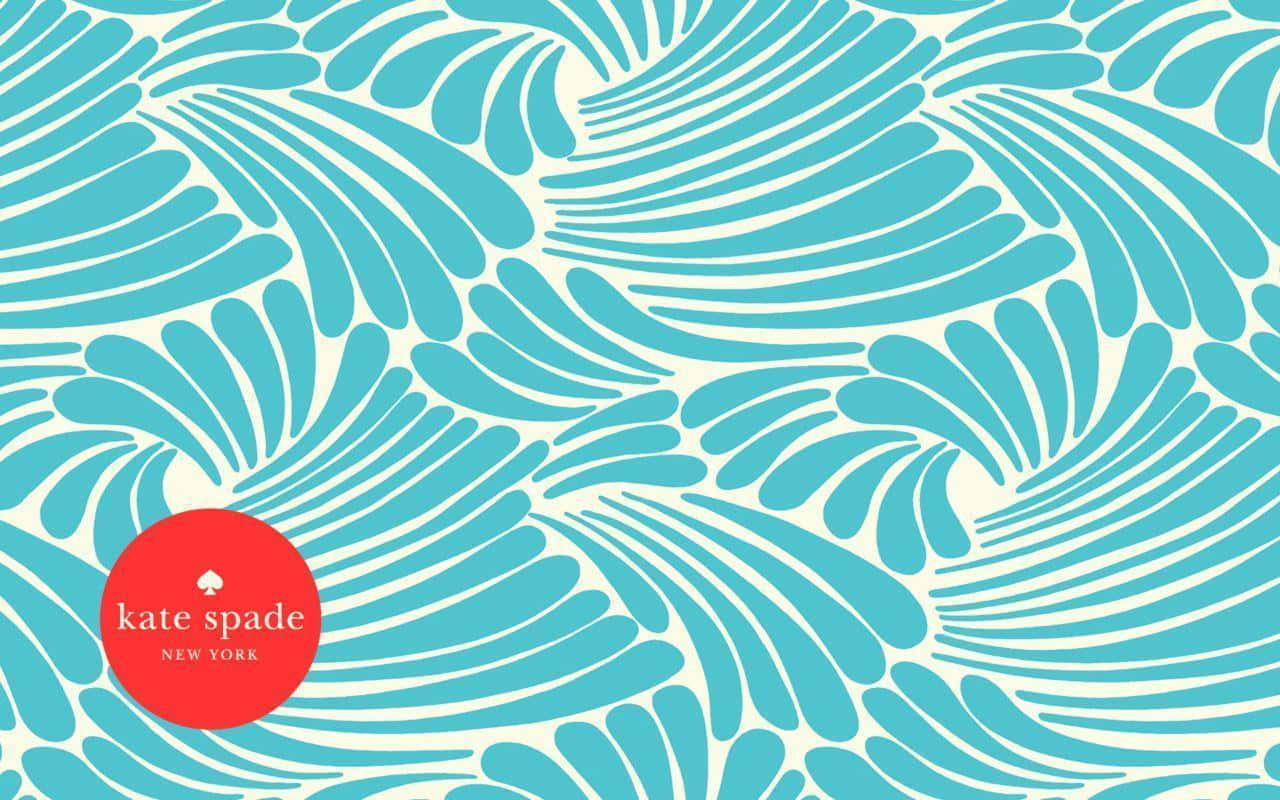 Kate Spade 桌布 壁紙 — 在奶油色背景上重複的綠松石波浪圖案，帶有紅色 Kate Spade 標誌。