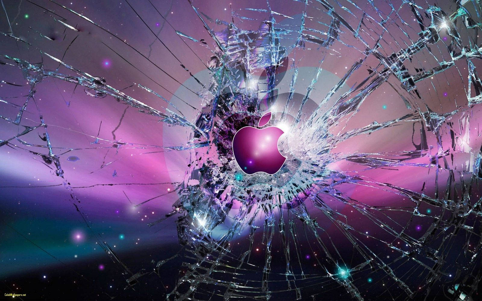 Trending 桌布 壁紙 — 在宇宙紫色和藍綠色的星空背景下，發光的Apple標誌散發出破碎玻璃效果。