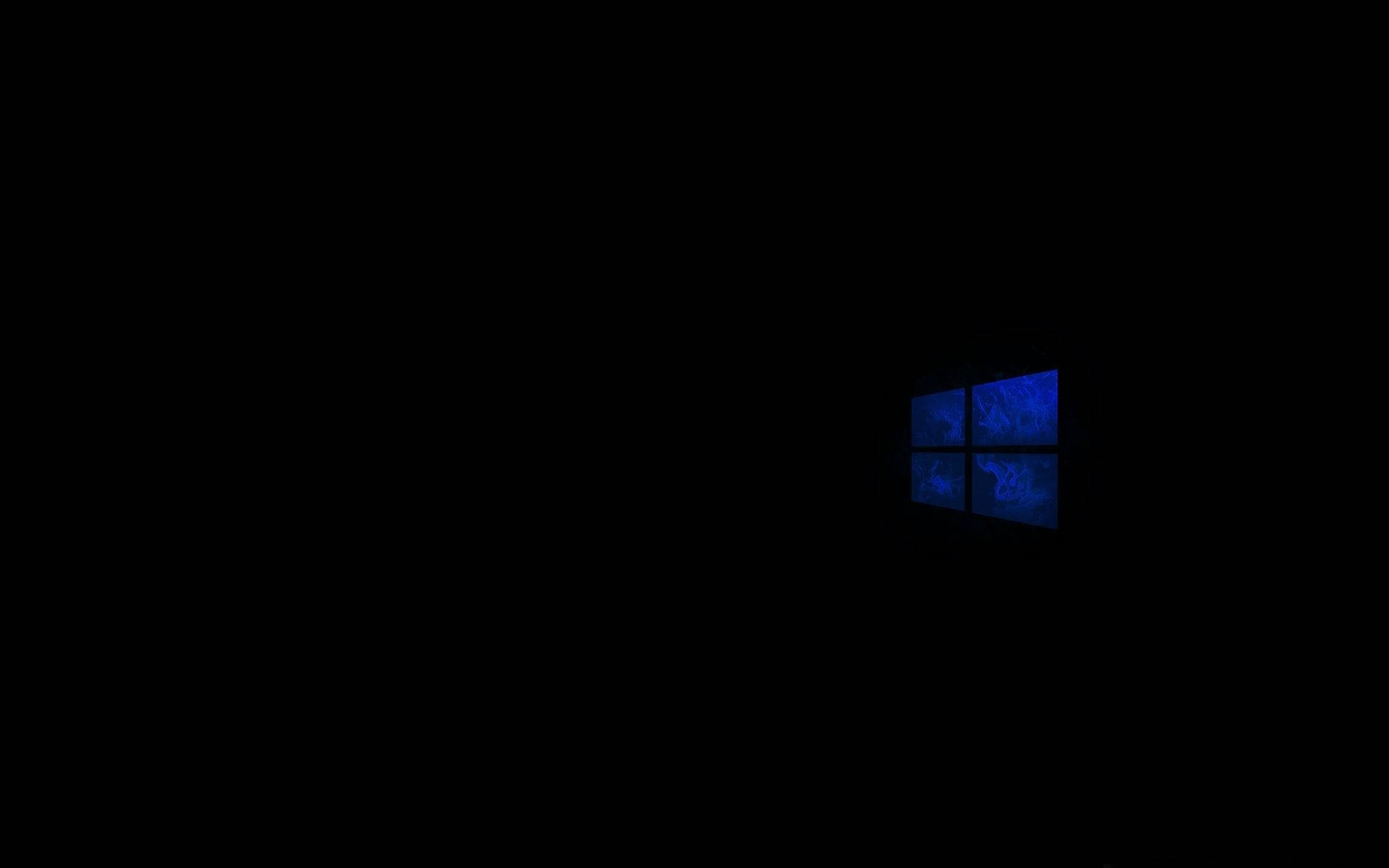 黑色 Windows 10 桌布 壁紙 — 在完全黑暗中，一扇發光的藍色窗戶向黑色虛空發出柔和的數位光。