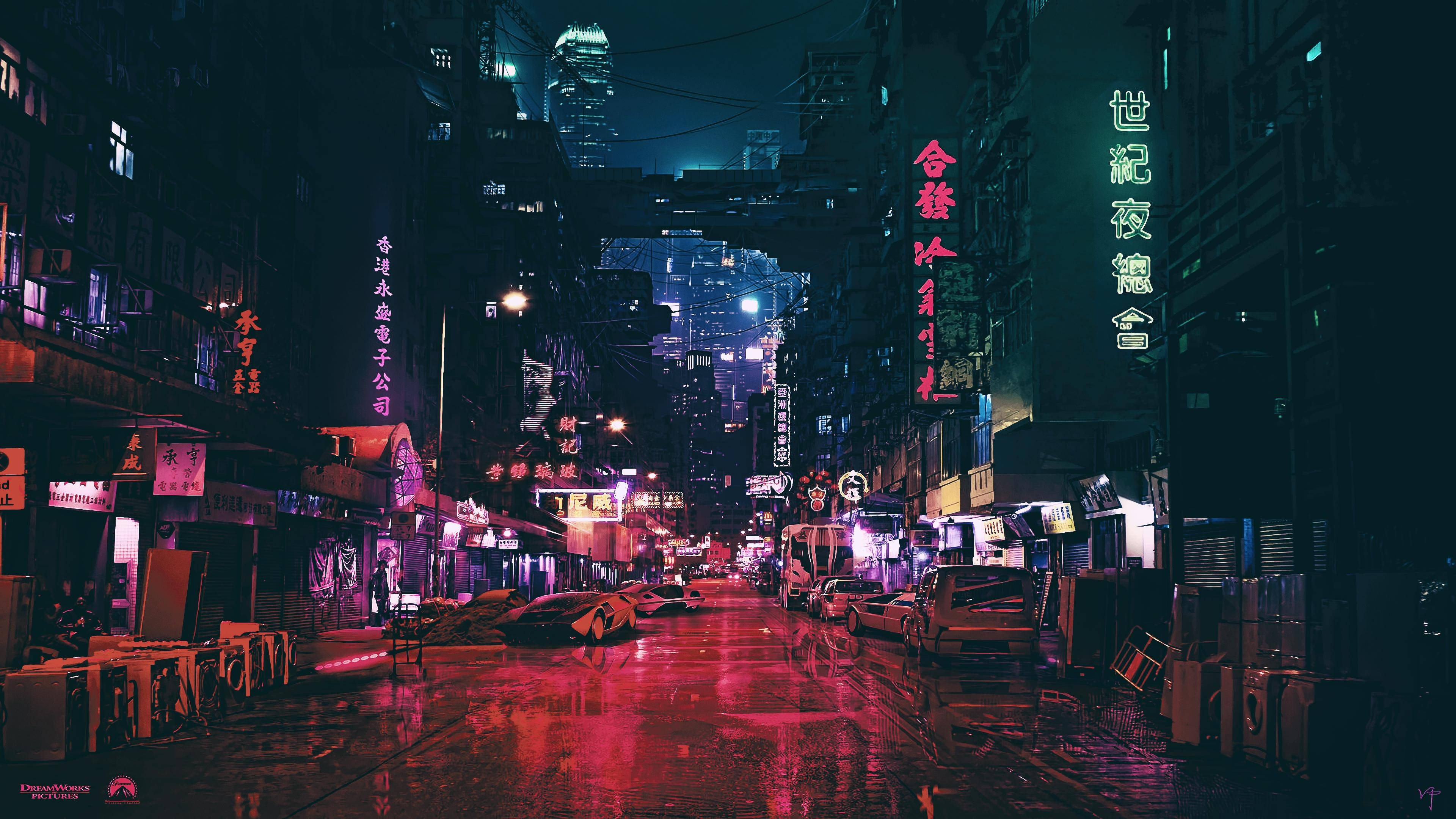 唐人街 桌布 壁紙 — 在密集的市區夜晚，一條被雨水浸濕、霓虹燈照亮的後巷，發光的招牌映照在濕漉漉的路面上。