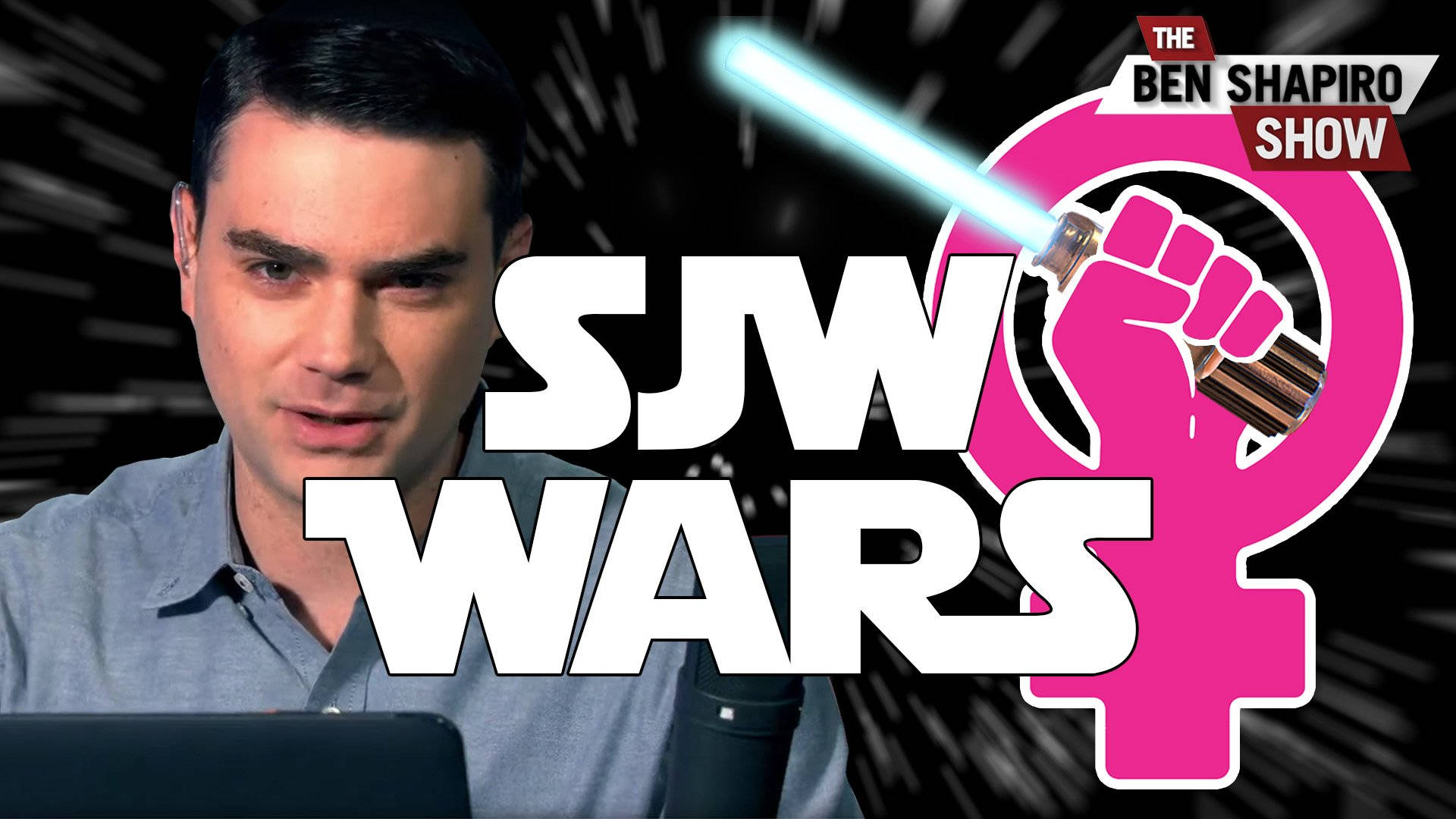 Ben Shapiro 桌布 壁紙 — 在工作室中的男士，帶有粗體文字 SJW WARS 和粉紅色女權主義符號，在黑色背景前手持光劍。