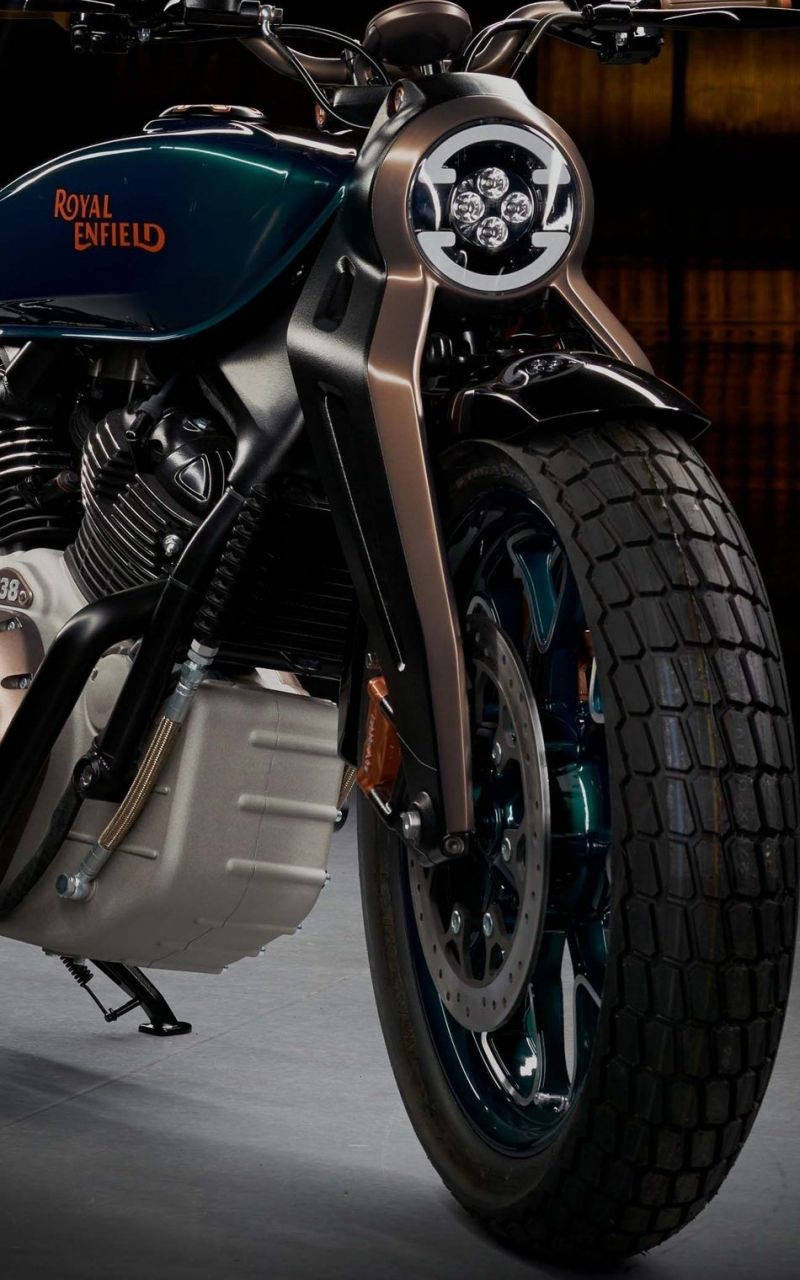 4K bike 桌布 壁紙 — 在工作室燈光下，一輛時尚的 Royal Enfield 摩托車特寫，配有青綠色油箱和鍍鉻裝飾。