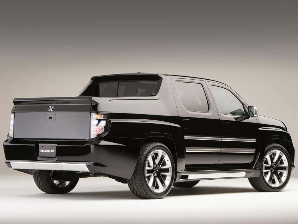Honda Ridgeline 桌布 壁紙 — 在工作室燈光下展示的時尚黑色本田皮卡車，帶有鍍鉻飾邊和大合金輪圈。