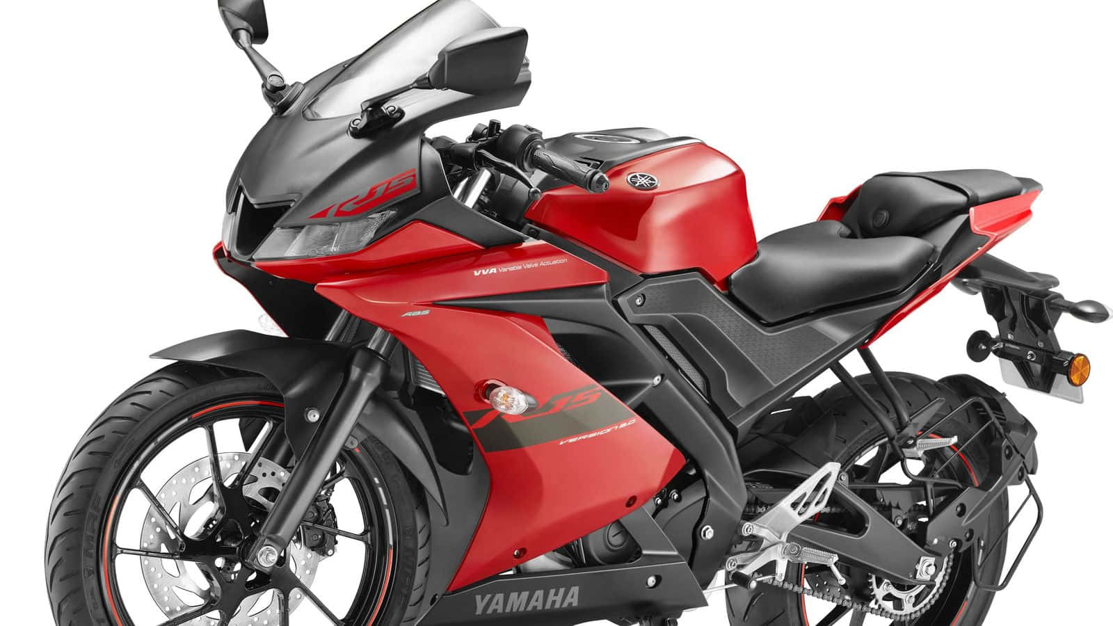 R15 桌布 壁紙 — 在工作室燈光下展示的流線型紅黑Yamaha運動機車，線條銳利，造型進取。