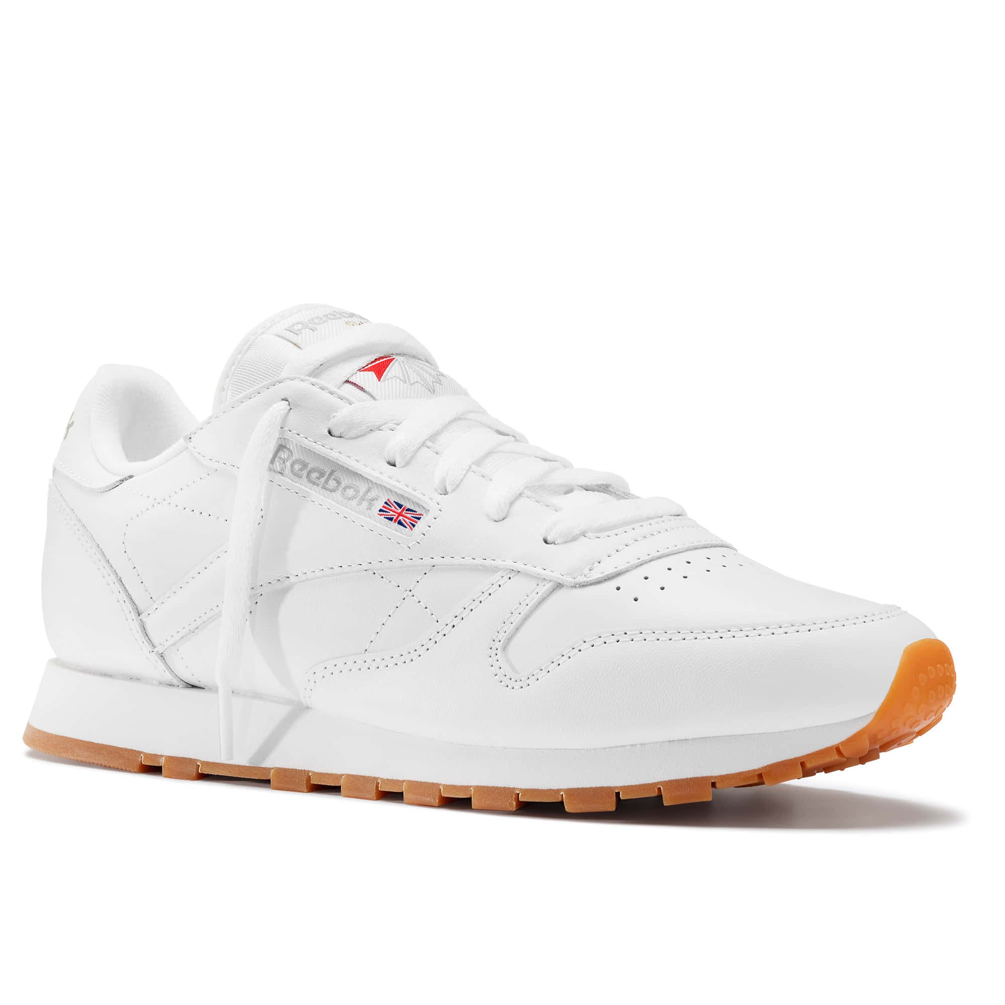 Reebok 桌布 壁紙 — 在工作室燈光下展示的純白色 Reebok Classic 運動鞋，配有橡膠鞋底和英國國旗細節。