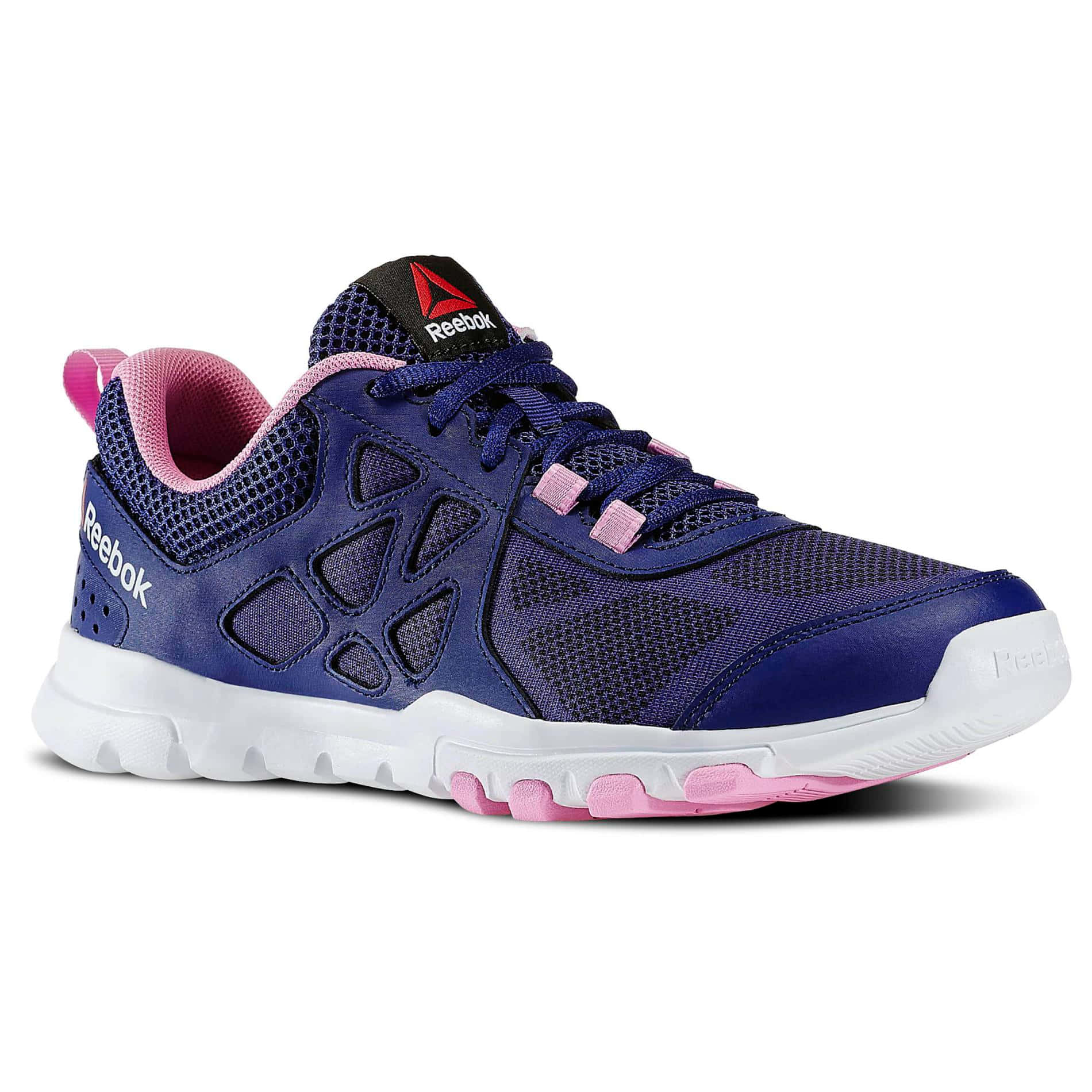 Purple Shoes 桌布 壁紙 — 在工作室燈光下展示的鮮豔藍色和粉紅色Reebok運動鞋，帶有網眼紋理和白色鞋底。