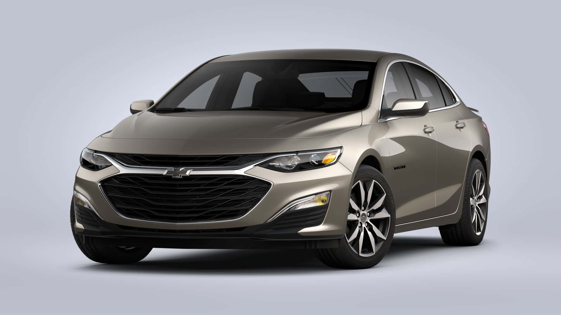 Chevy Malibu 桌布 壁紙 — 在工作室環境中展示的時尚金屬金色雪佛蘭 Malibu 轎車，光線柔和，背景簡潔。