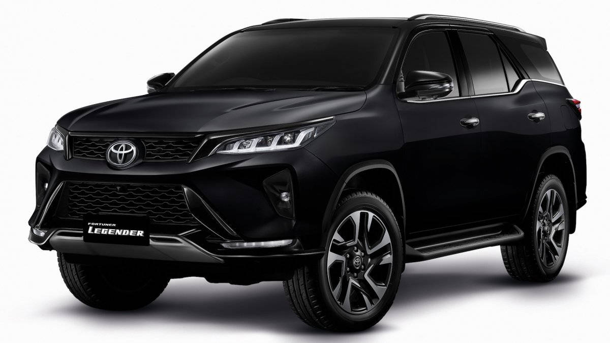 Toyota 桌布 壁紙 — 在工作室環境中展示的時尚黑色豐田 Fortuner Legend SUV，具有銳利的燈光和光澤飾面。