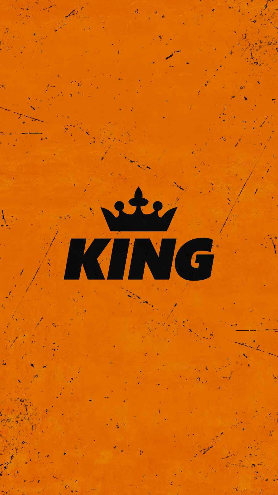 king iPhone 桌布 壁紙 — 在帶有刮痕和斑點的紋理橙色背景上，大膽的黑色皇冠和國王文字。