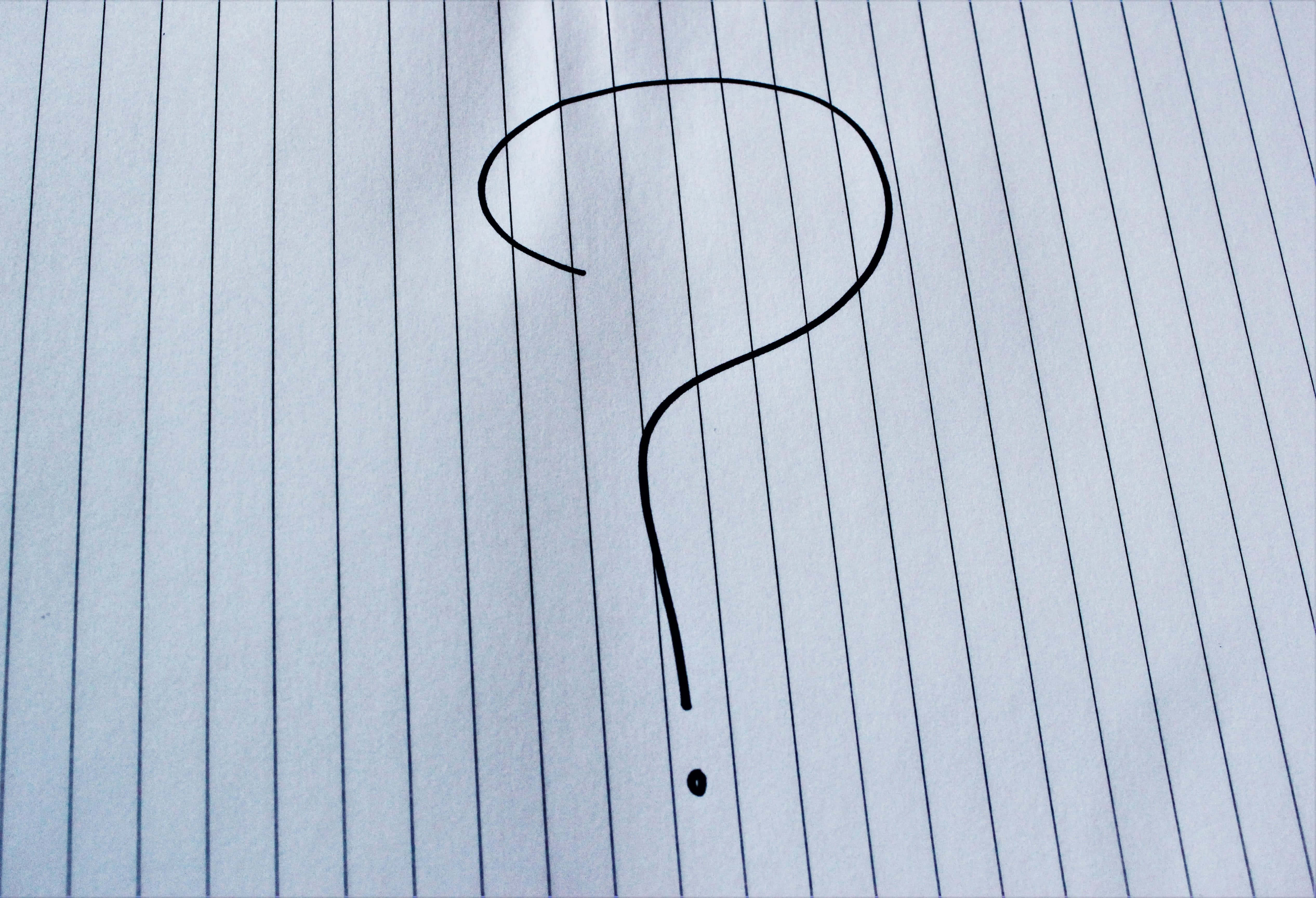 notes 桌布 壁紙 — 在帶有垂直線的淺藍色橫線筆記本紙上繪製的粗體黑色問號。