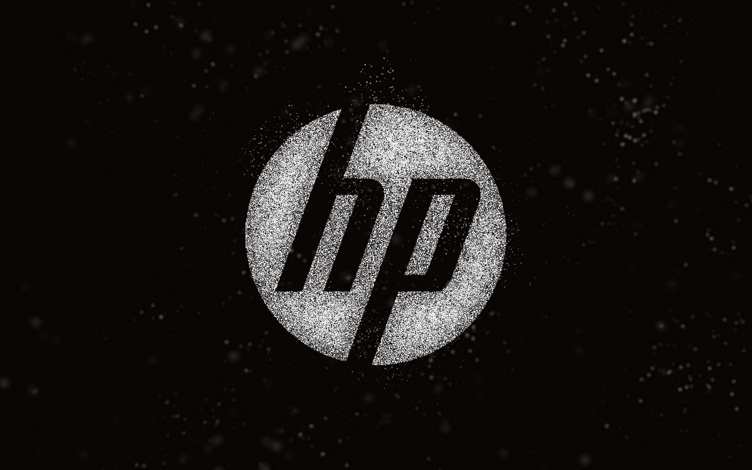 Hp Laptop 桌布 壁紙 — 在帶有散落粒子的深色背景上，黑白HP標誌帶有閃亮質感。