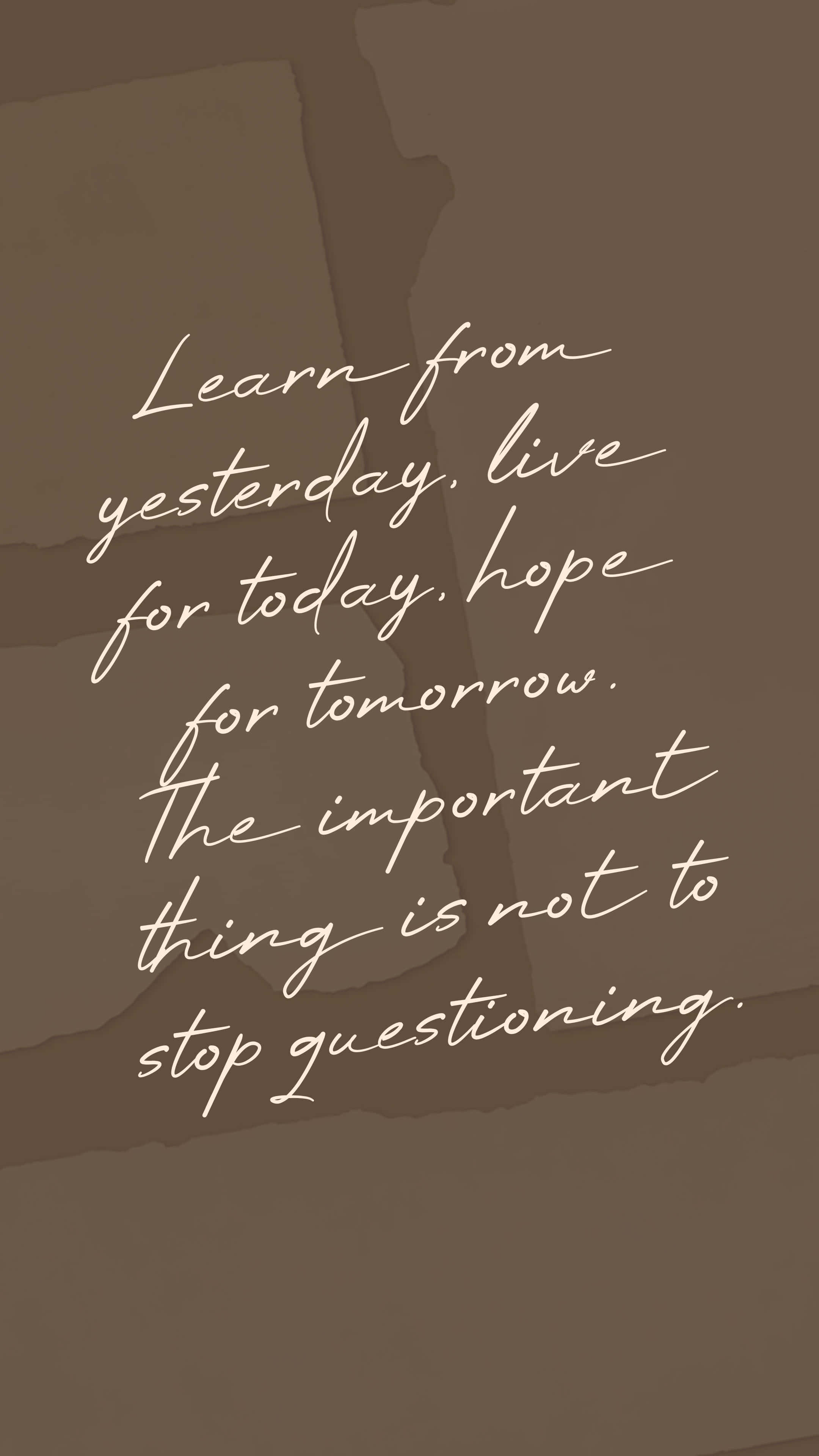 Inspirational Quotes 桌布 壁紙 — 在帶有紋理的棕色紙張背景上，優雅的手寫體名言，邊緣撕裂，光線柔和。