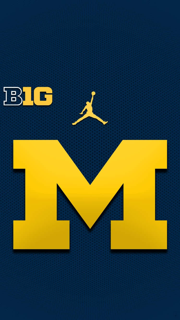 Michigan Wolverines 桌布 壁紙 — 在帶有紋理的深藍色背景上，大膽的黃色密西根 'M' 標誌，配以 Jordan Jumpman 和 'B1G' 文字。