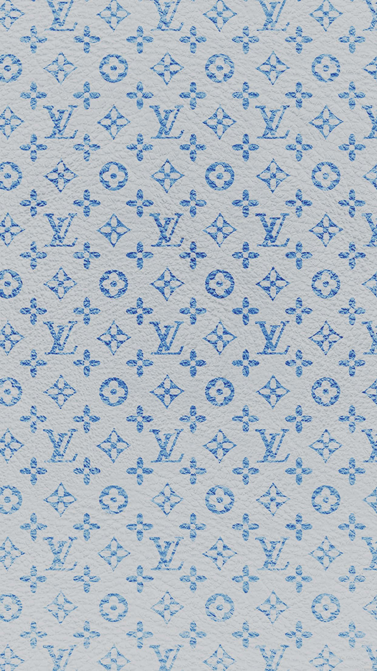 Louis Vuitton Blue 桌布 壁紙 — 在帶有紋理的淺灰色皮革背景上重複的藍色字母組合圖案。