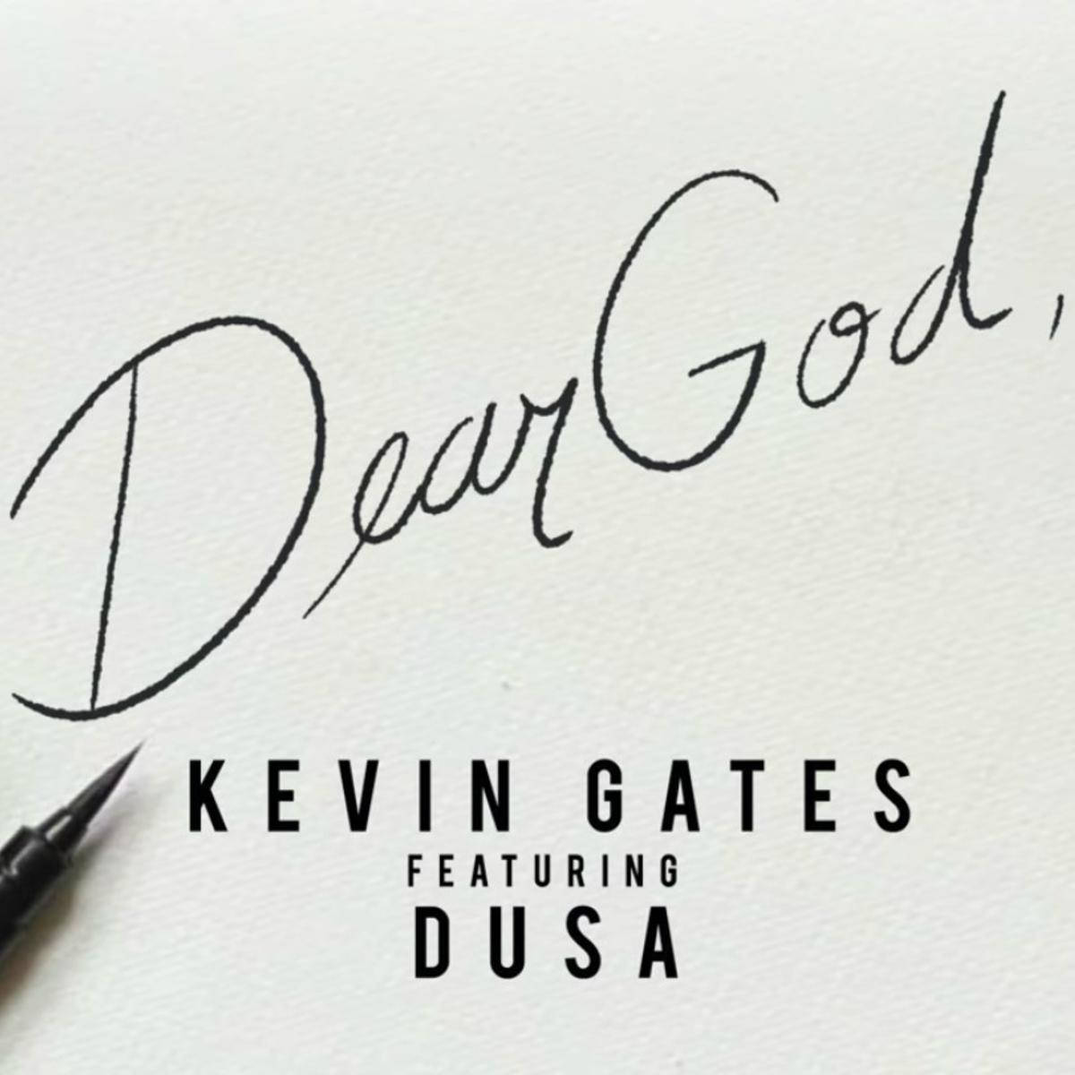 Kevin Gates 桌布 壁紙 — 在帶有紋理的白色紙張上，以流暢的手寫字體寫著「Dear God,」，黑色筆尖可見，下方有粗體字型。