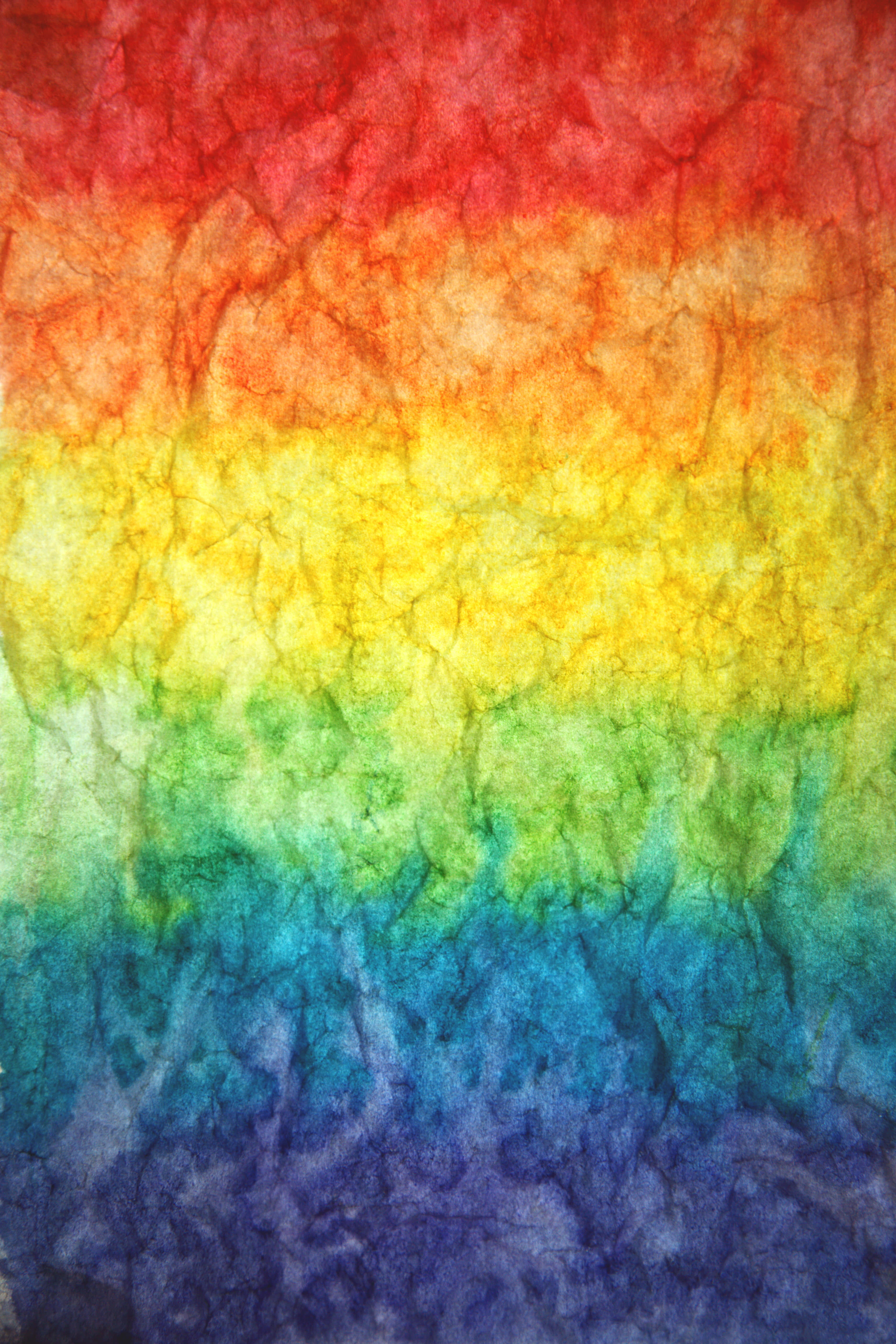 LGBT 桌布 壁紙 — 在帶有紋理的皺紙上繪製的鮮豔彩虹漸變，帶有柔和混合的色調。