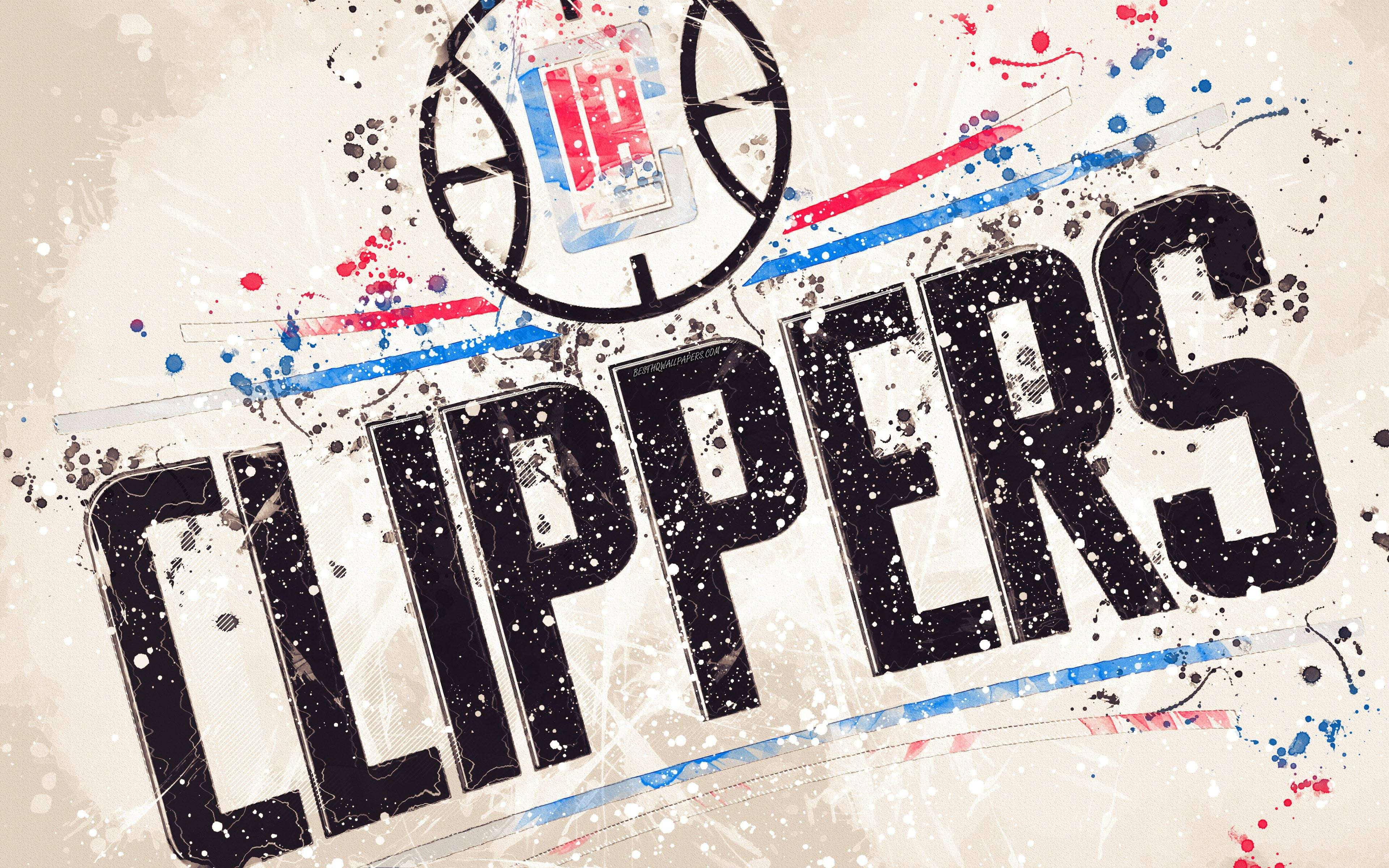 Clippers 桌布 壁紙 — 在帶有紋理的米色背景上，粗體 'CLIPPERS' 文字濺上紅色、藍色和黑色油漆，覆蓋在籃球標誌上方。
