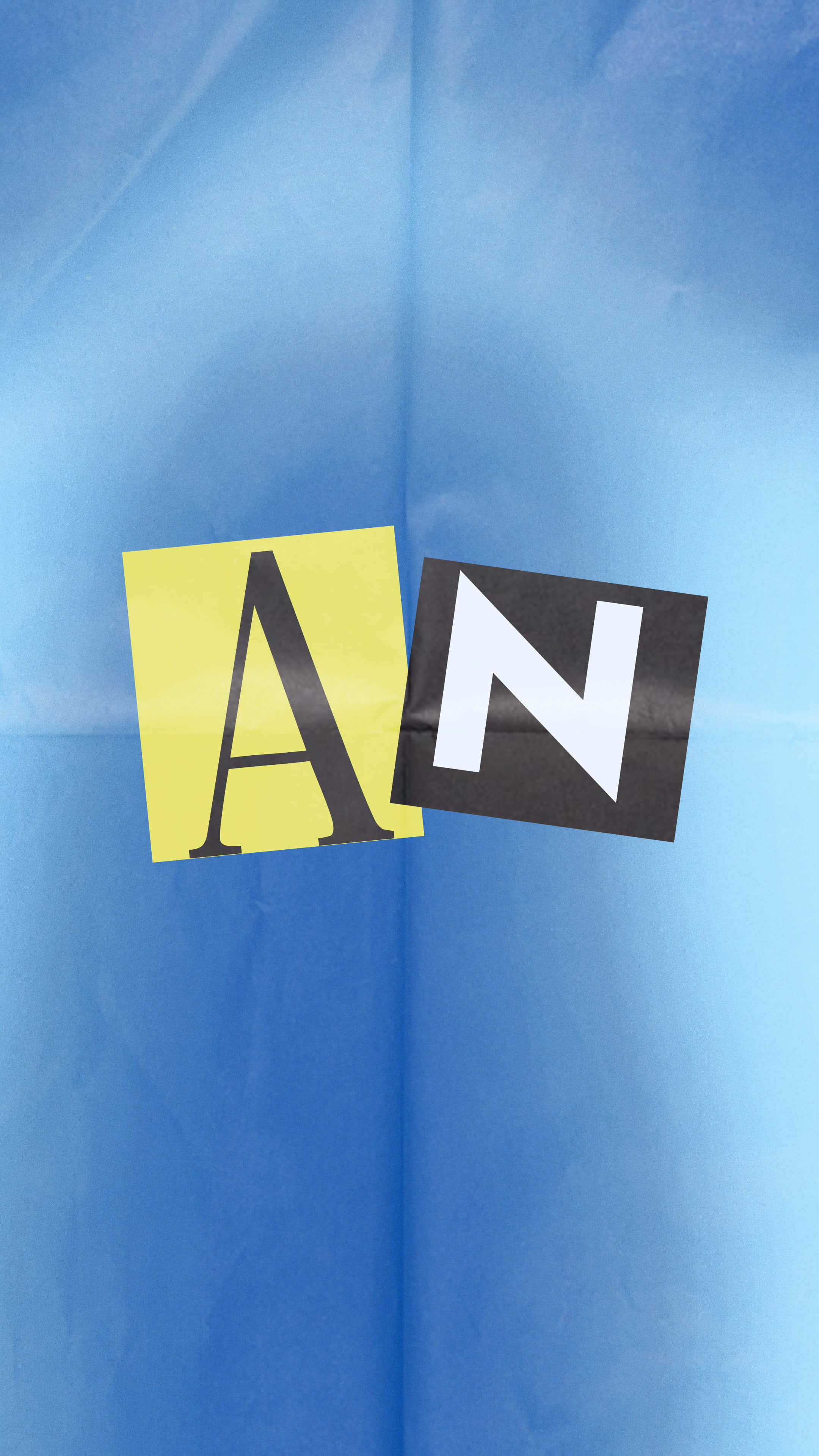 Typography 桌布 壁紙 — 在帶有紋理的藍色布料背景上，黃色和黑色方塊上的粗體黑白字母 A 和 N。