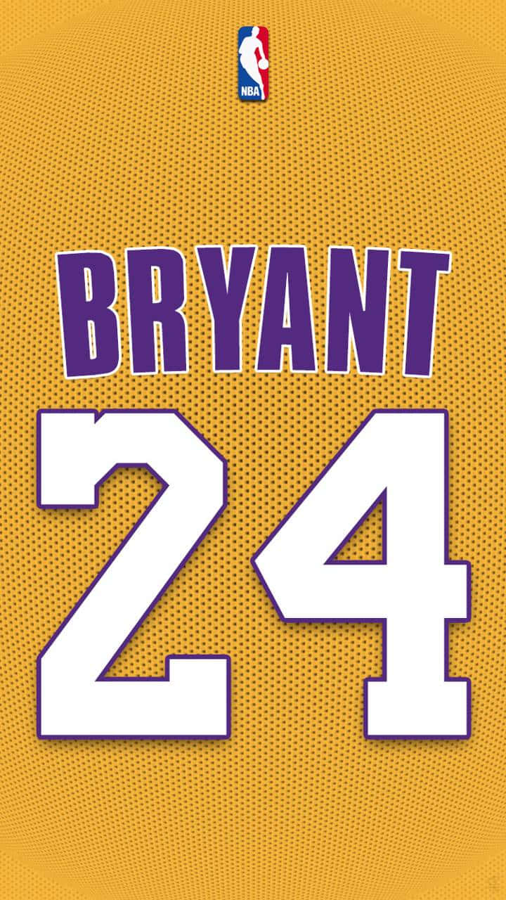 桌布 壁紙 — 在帶有紋理的金色背景上，以NBA標誌呈現大膽的紫色和白色「BRYANT 24」球衣文字。