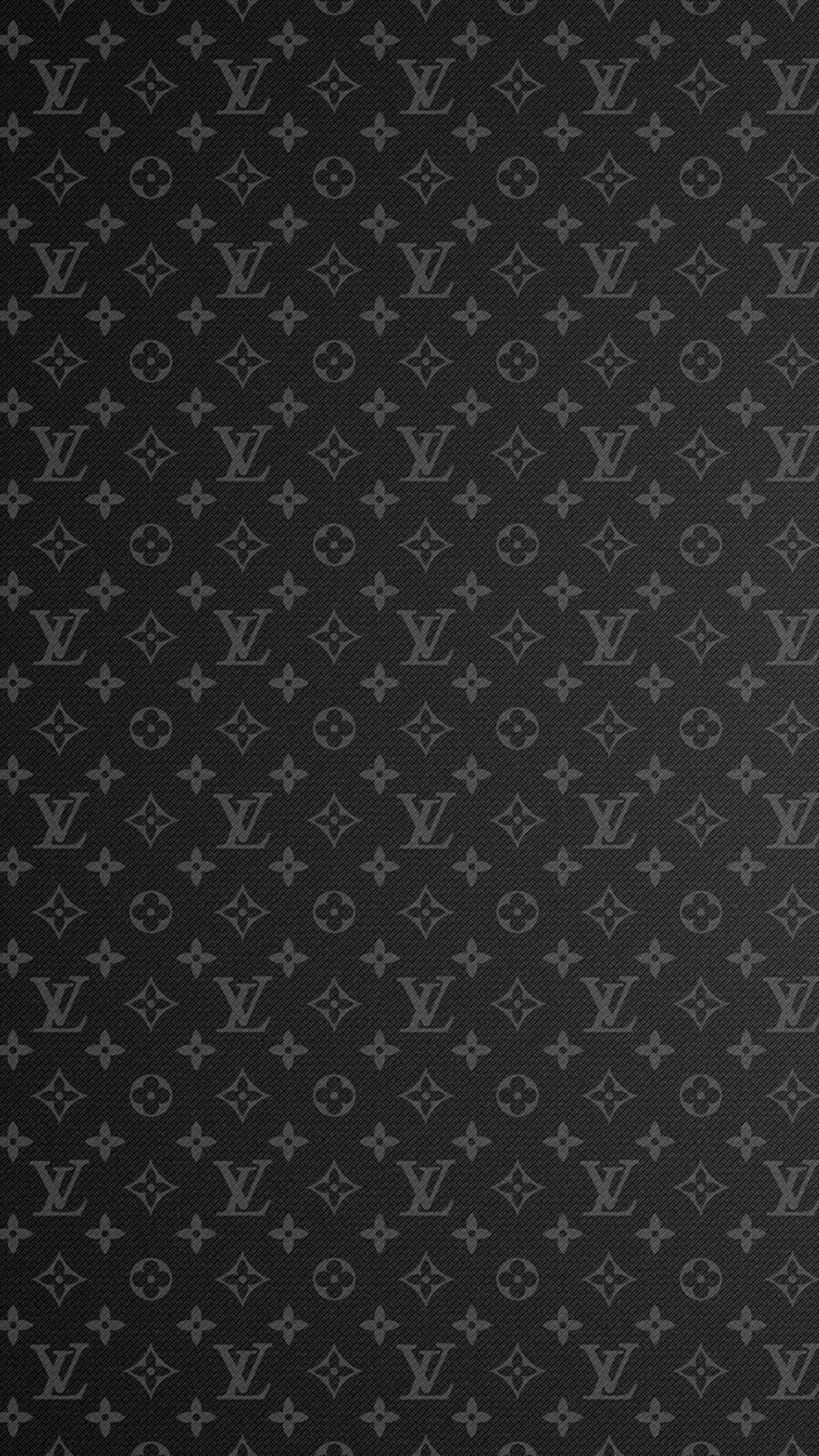 Louis Vuitton Pattern 桌布 壁紙 — 在帶有紋理的黑色布料背景上，重複的單色 Louis Vuitton 字母組合圖案。