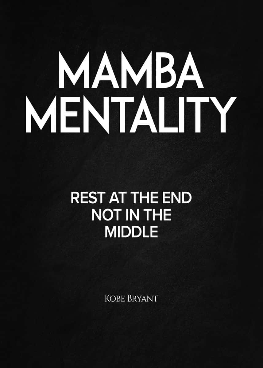 Mamba Mentality 桌布 壁紙 — 在帶有紋理的黑色背景上，粗體白色文字宣告「MAMBA MENTALITY」和「REST AT THE END NOT IN THE MIDDLE」，下方有柯比·布萊恩的名字。