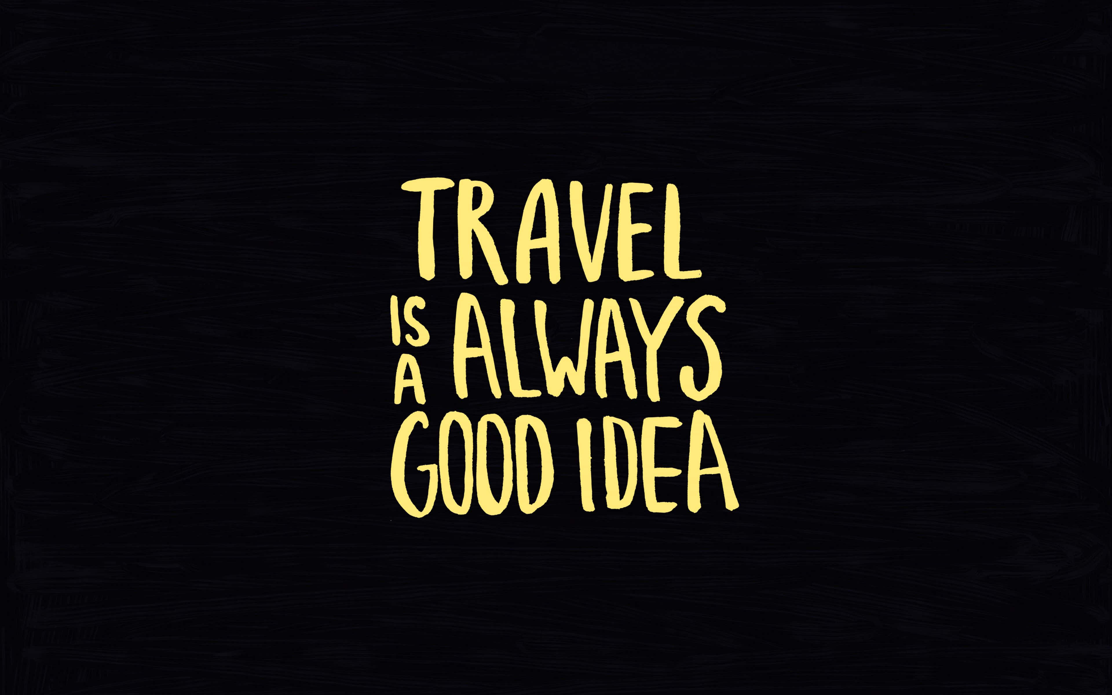 Best Travel 桌布 壁紙 — 在帶有紋理的黑色背景上，粗體黃色手寫文字宣稱旅行總是一個好主意。