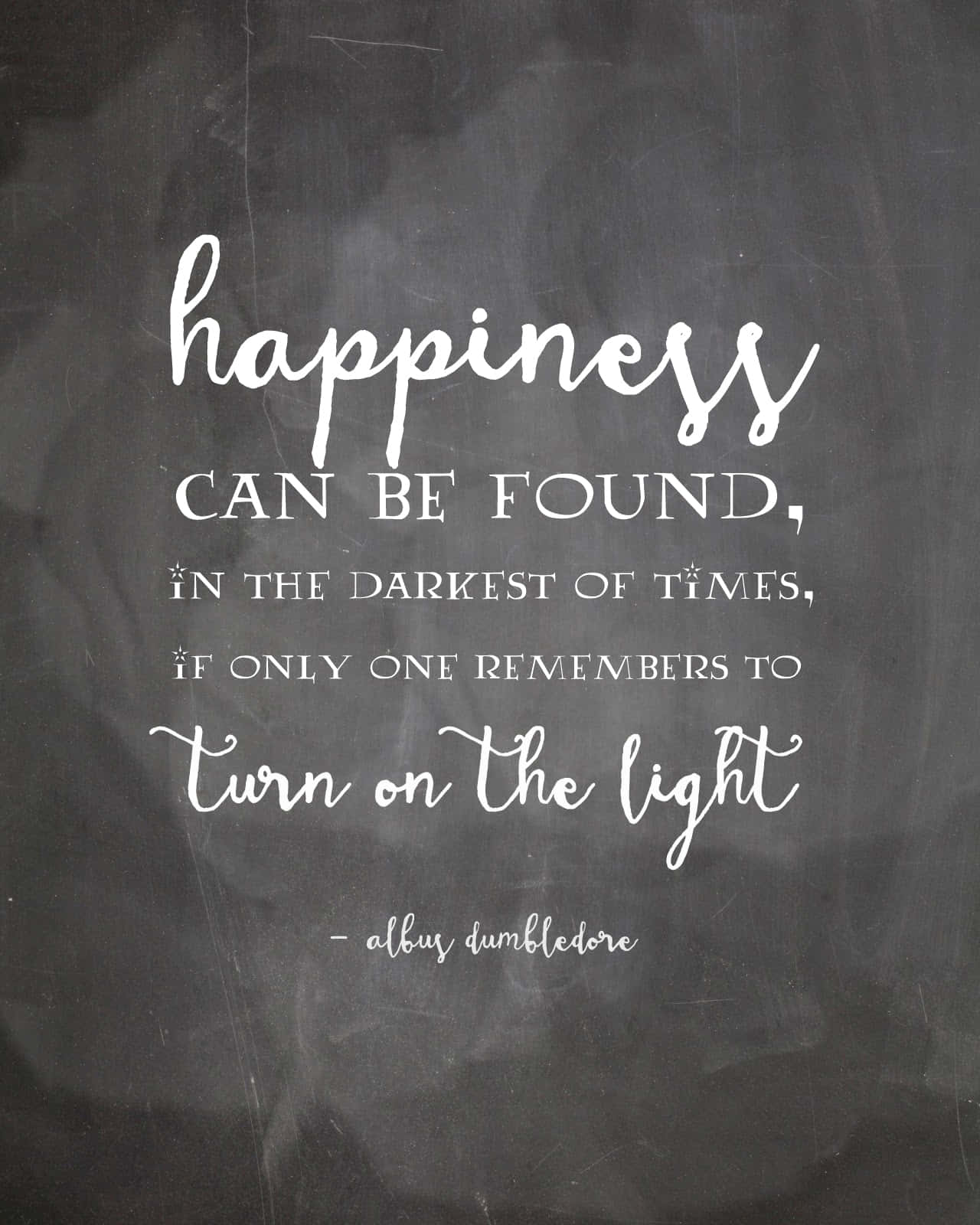 Harry Potter Quotes 桌布 壁紙 — 在帶有紋理的黑色黑板上，白色草書和正楷文字寫著鄧不利多關於在黑暗中尋找快樂的名言。