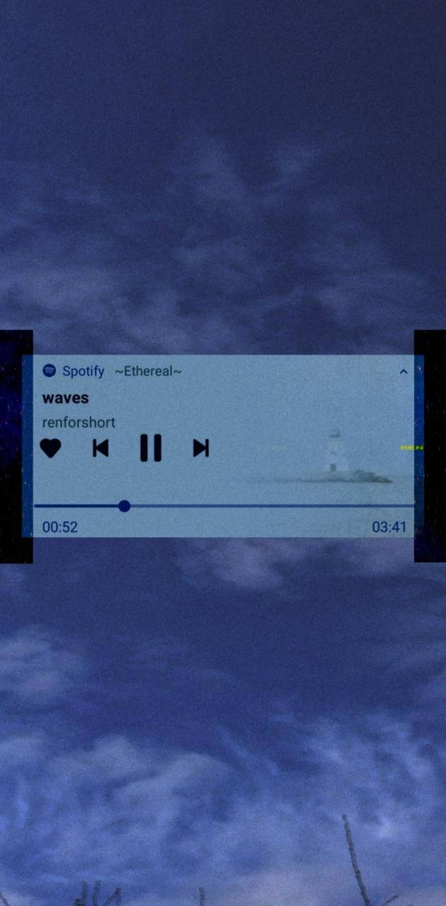 音樂 桌布 壁紙 — 在帶有遠處燈塔剪影的憂鬱暮色天空上疊加 Spotify 音樂播放器。