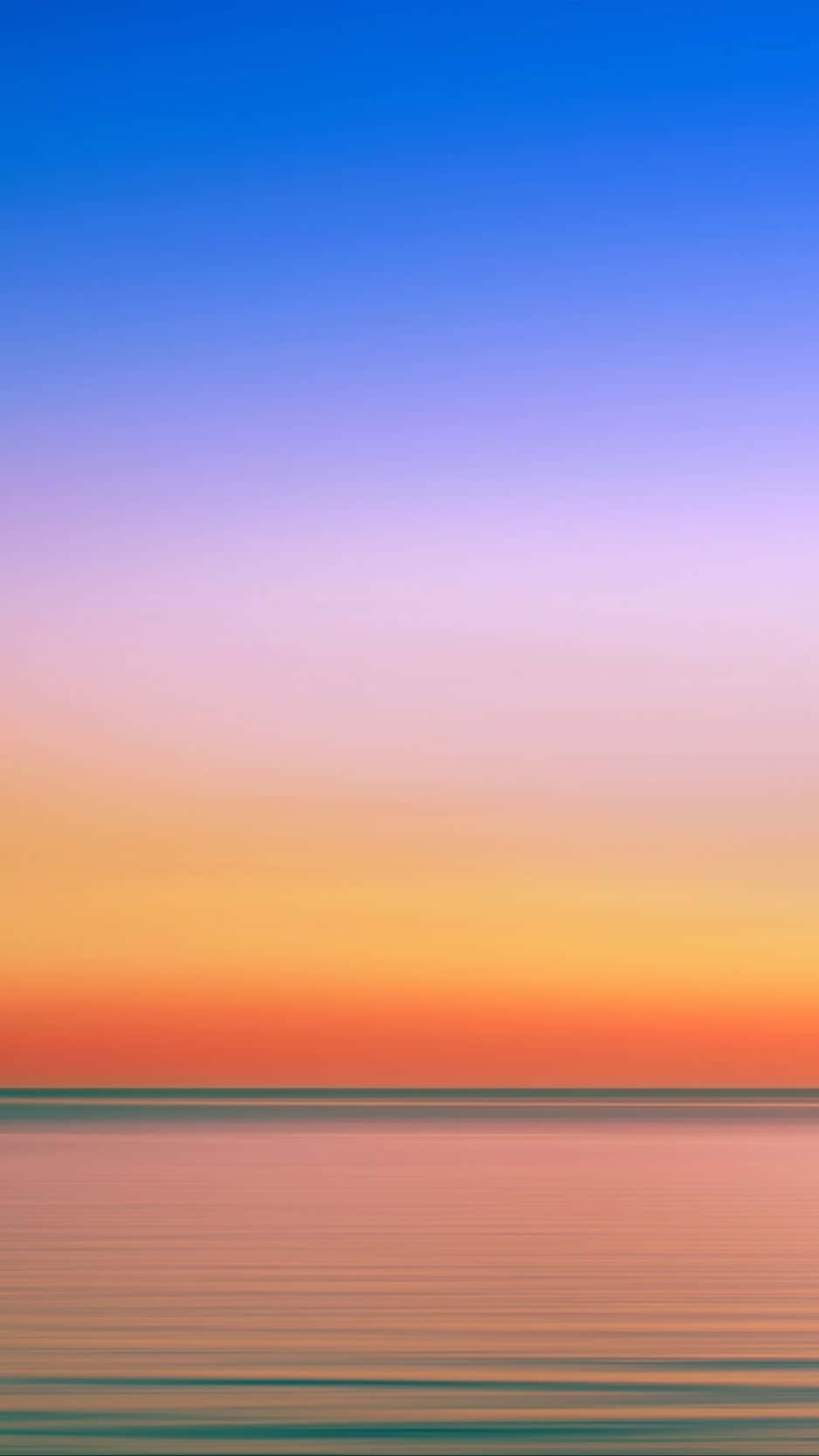 Minimalist Sky 桌布 壁紙 — 在平靜的反射海面上，從深藍色到溫暖橙色的寧靜日落漸變。