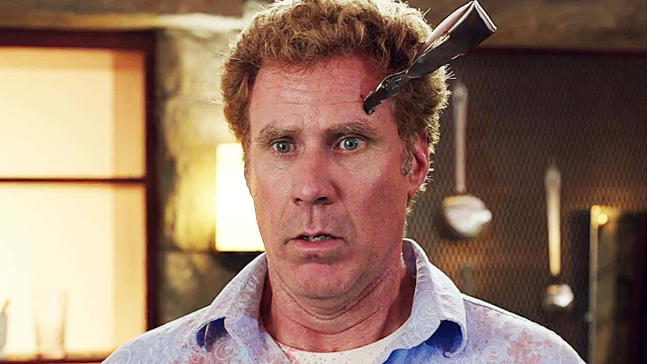 will ferrell 桌布 壁紙 — 在廚房環境中，一名捲髮男子的額頭上插著一把鍋鏟。