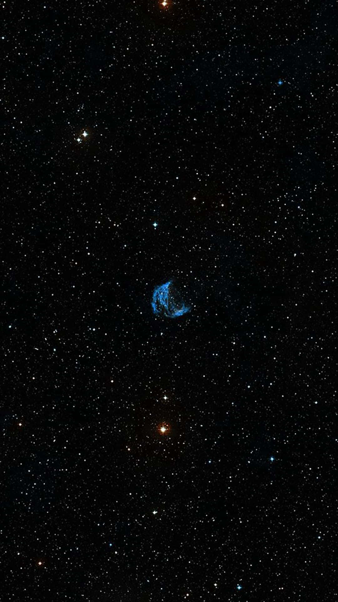 外太空 桌布 壁紙 — 在廣闊黑暗的太空中，一顆發光的藍色星雲在密集的星場中閃耀。