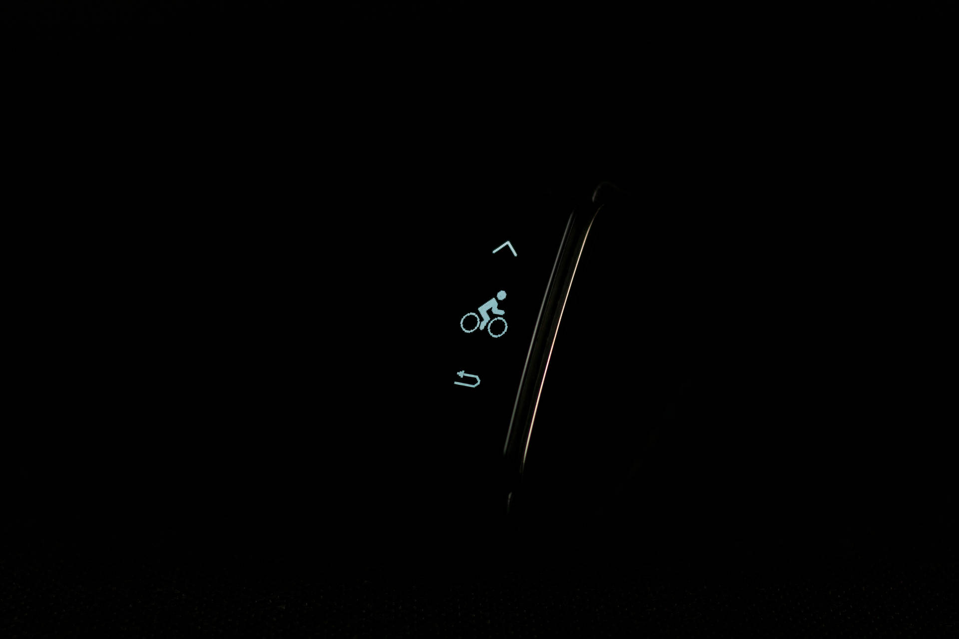 在黑暗中顯示藍色自行車圖標的智慧手錶。 — 智慧手錶 GIF 壁紙