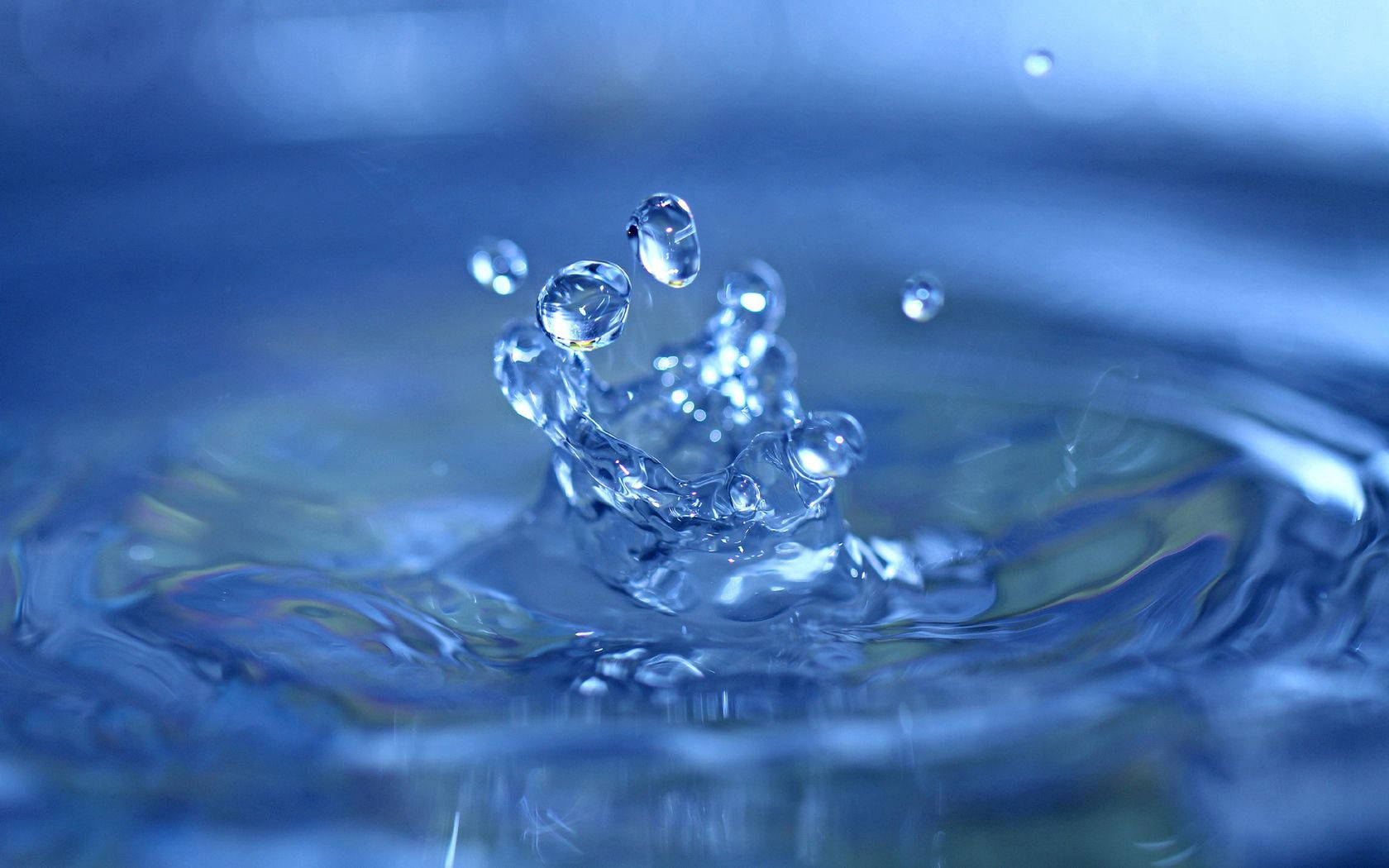 水 桌布 壁紙 — 在慢動作拍攝中，晶瑩剔透的水滴冠在漣漪的藍色水面上爆開。