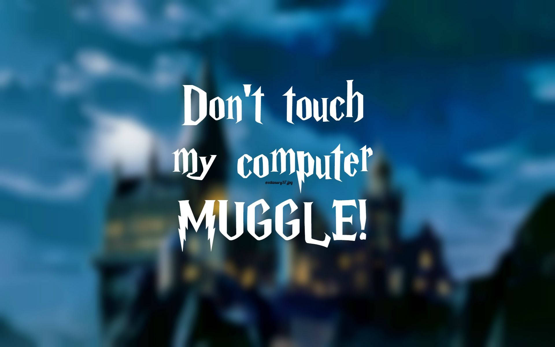 Dont Touch My Computer 桌布 壁紙 — 在憂鬱的藍天下，模糊的城堡輪廓，粗體白色文字寫著「不要碰我的電腦，麻瓜！」